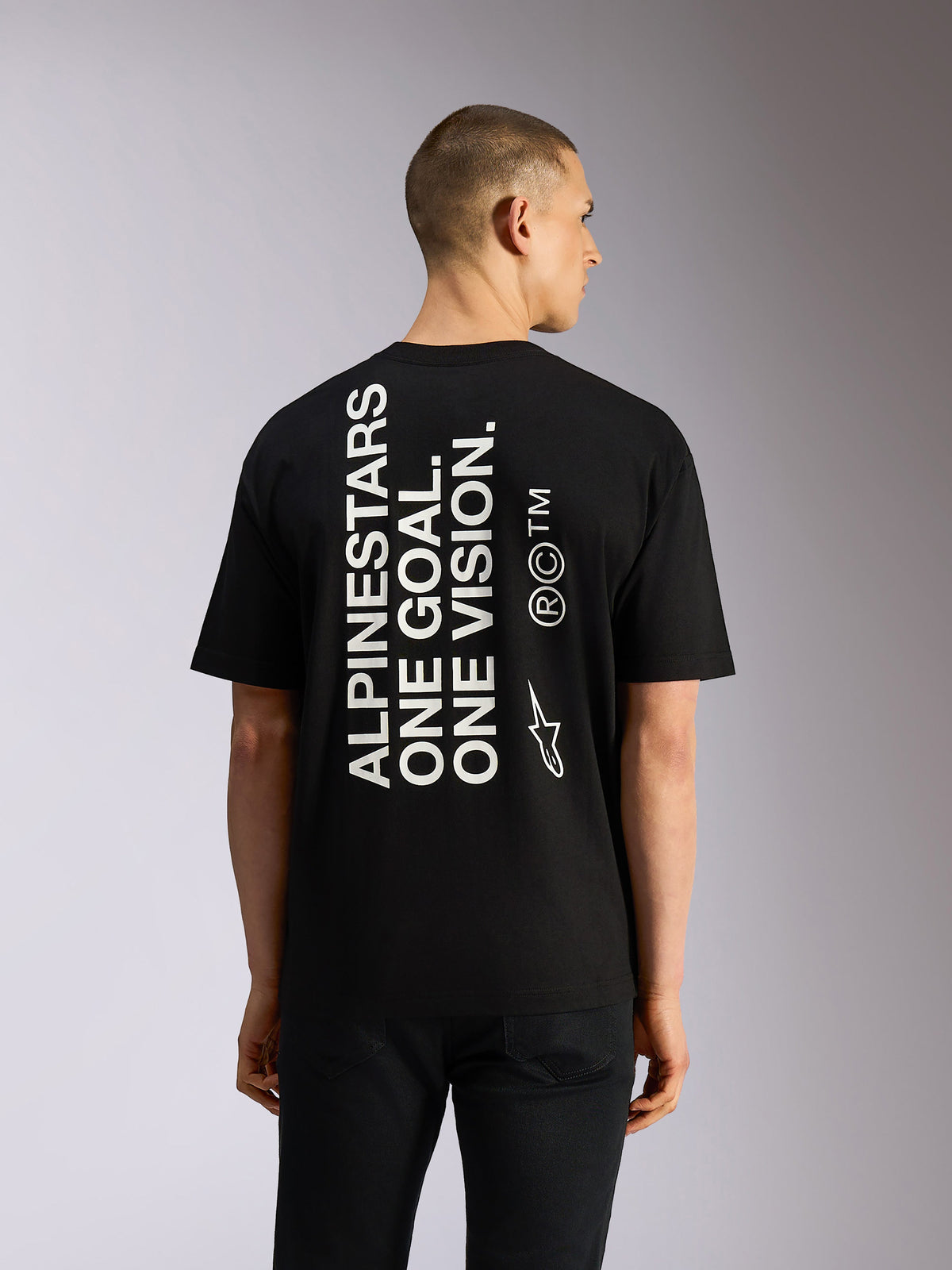 Alpinestars One Oversized CSF Tee, T-shirt met korte mouwen, zwart, verticale witte 'Alpinestars One Goal One Vision' tekst op de rug, casual motorsport sportkleding
