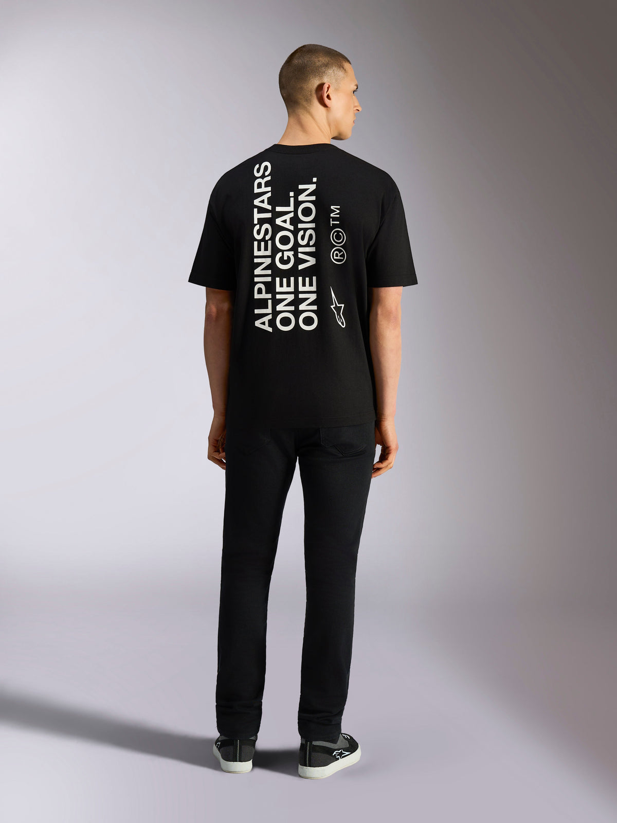 Alpinestars One Oversized CSF Tee, T-shirt met korte mouwen, zwart, verticale 'ALPINESTARS ONE GOAL. ONE VISION.' print op de achterkant met Astars-logo, casual lifestyle streetwear