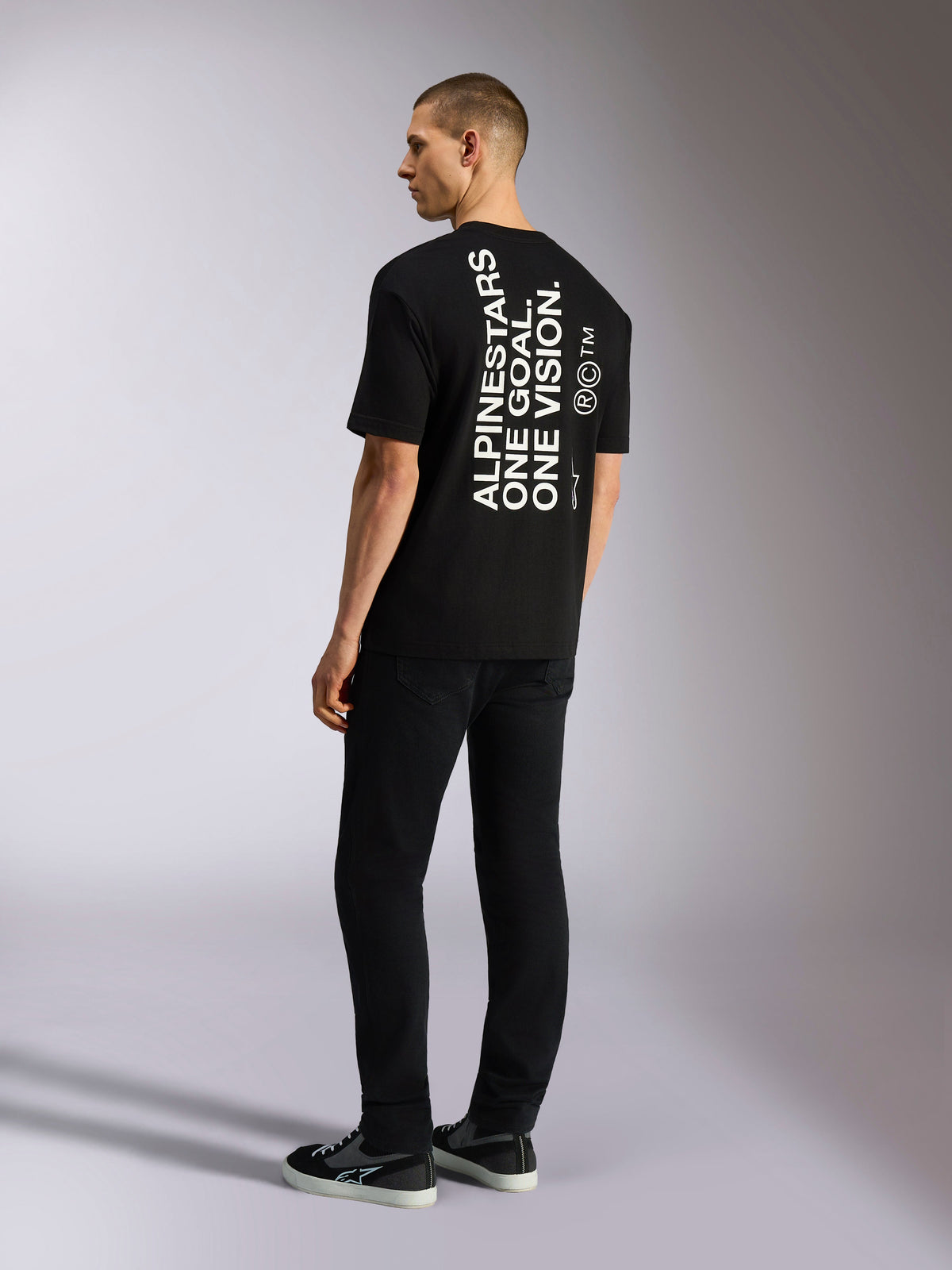 Alpinestars One Oversized CSF Tee, T-shirt met korte mouwen, zwart, achteraanzicht met verticale witte 'ALPINESTARS ONE GOAL. ONE VISION.' print, oversized pasvorm, casual motorsport-geïnspireerde streetwear