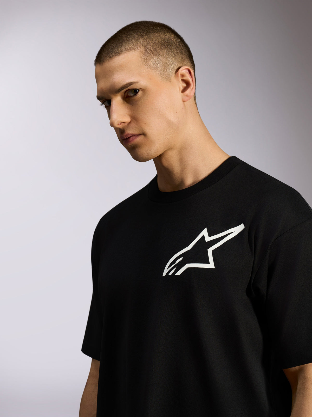 Alpinestars One Oversized CSF T-shirt, T-shirt met korte mouwen, zwart, wit Astars-logo op de borst, gedragen door mannelijk model, casual lifestyle streetwear