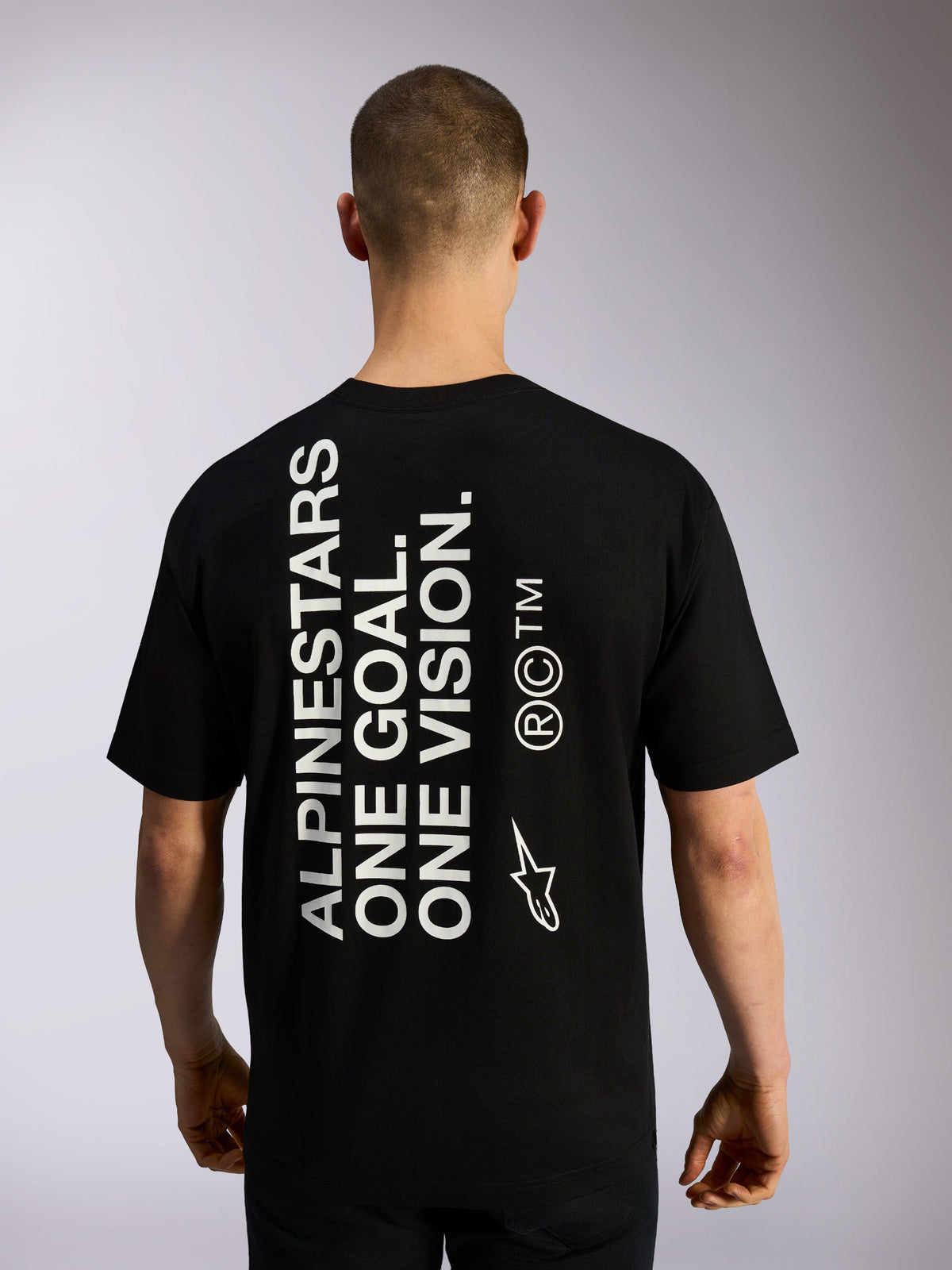 Alpinestars One Oversized CSF Tee, T-shirt met korte mouwen, zwart, achteraanzicht met grote verticale witte 'ALPINESTARS ONE GOAL. ONE VISION.' tekst en logo's, casual motorsport streetwear