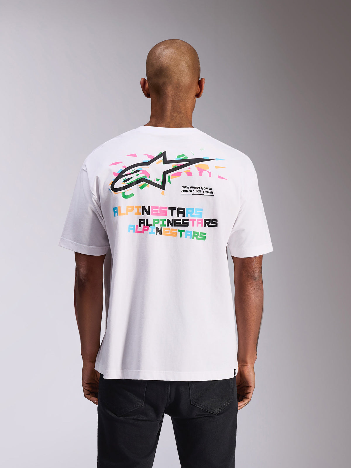 Alpinestars Wild Oversized CSF Tee, T-shirt met korte mouwen, wit, achteraanzicht met kleurrijk Astars-logo en tekstprints, oversized pasvorm, casual motorsport streetwear