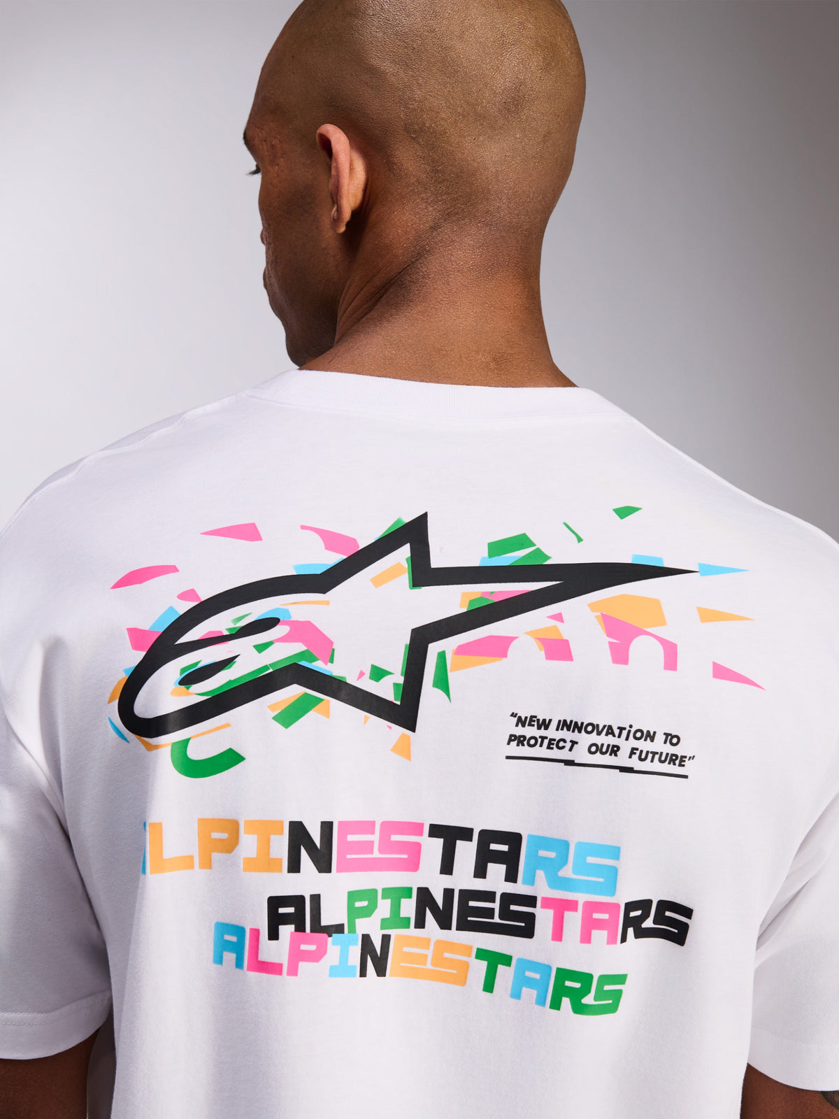 Alpinestars Wild Oversized CSF Tee, T-shirt met korte mouwen, wit, grafische print op de rug met levendig meerkleurig Astars-logo en slogan, casual sportkleding