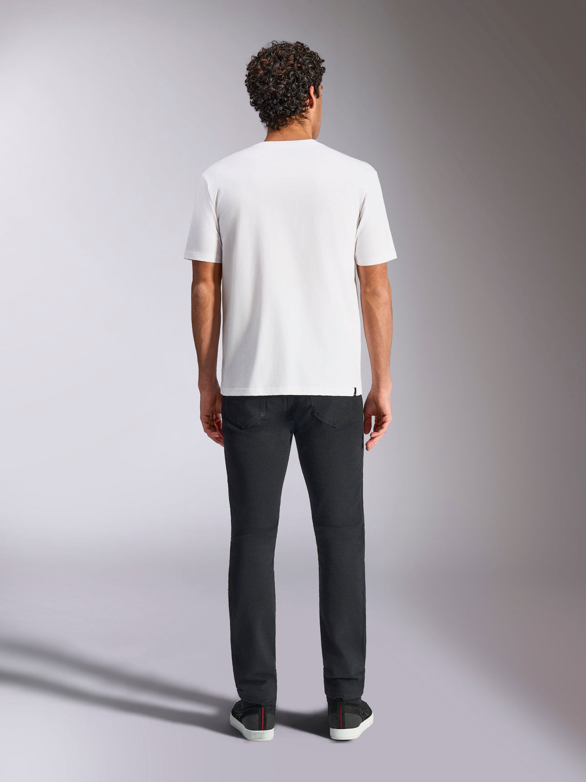 Alpinestars Plate CSF Tee, T-shirt met korte mouwen, wit, achteraanzicht op model, gecombineerd met een zwarte broek, casual motorsport streetwear