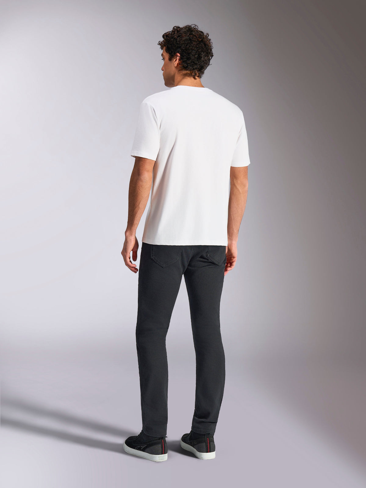 Alpinestars Plate CSF Tee, T-shirt met korte mouwen, wit, achteraanzicht op model met zwarte broek, casual motorsport-geïnspireerde streetwear