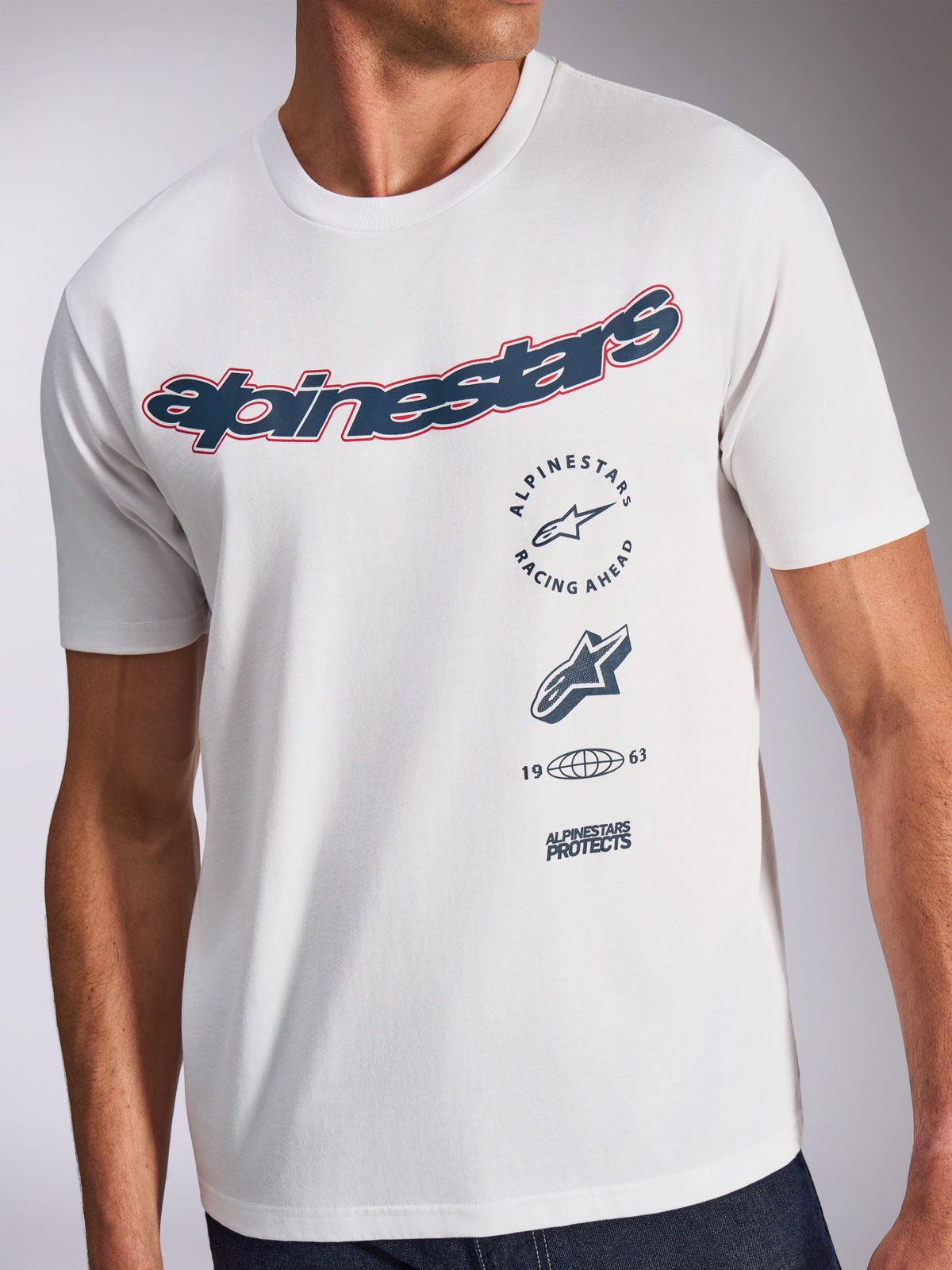 Alpinestars Abus CSF Tee, T-shirt met korte mouwen, wit, marineblauw en rood gebogen logo, meervoudige gestapelde graphics, casual motorsportkleding