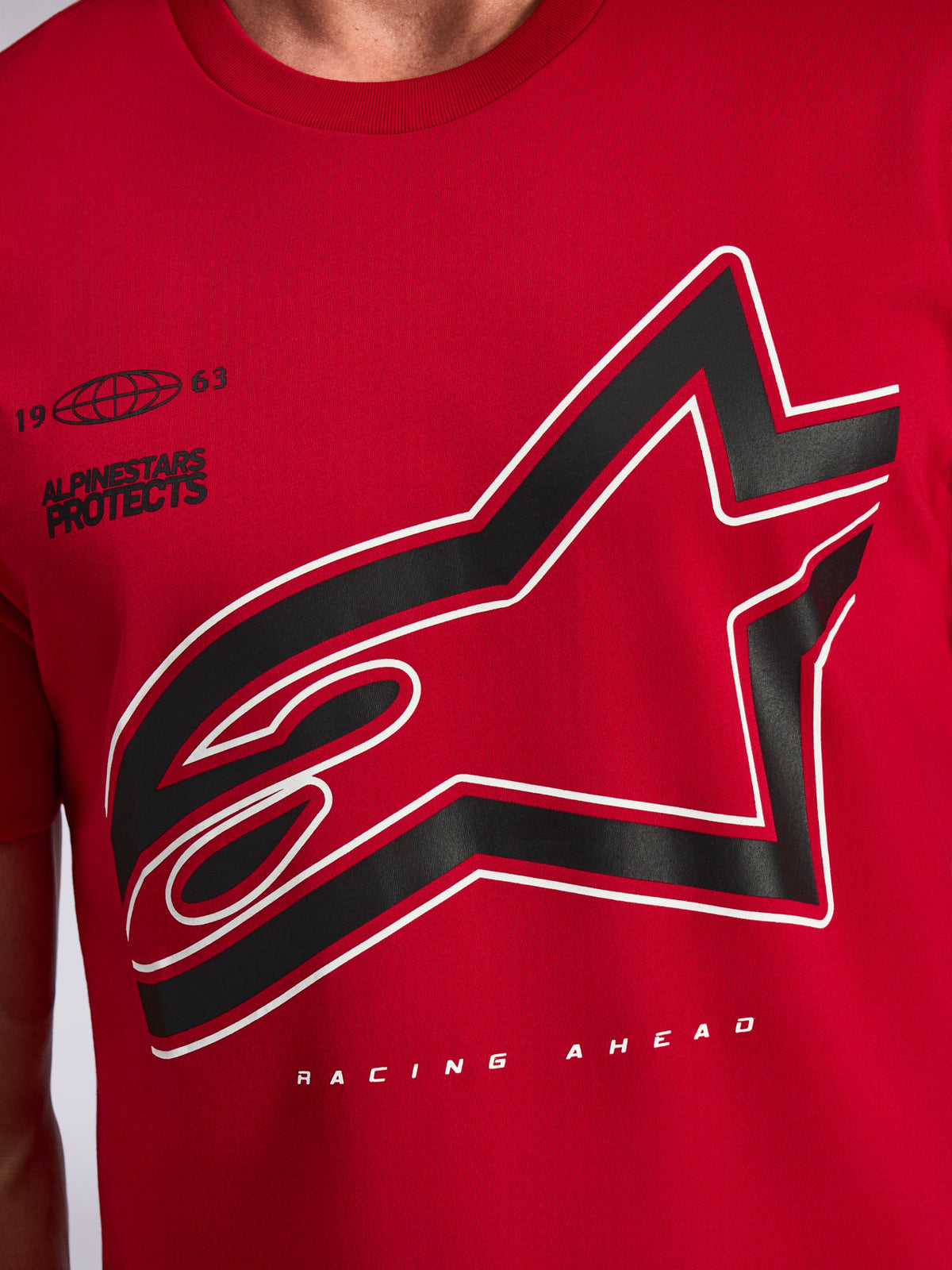 Alpinestars Authority CSF Tee, T-shirt met korte mouwen, rood, groot gecropt Astars-logo met zwart-witte omtrek, inclusief de tekst 'Alpinestars Protects' en 'Racing Ahead', casual motorsport streetwear