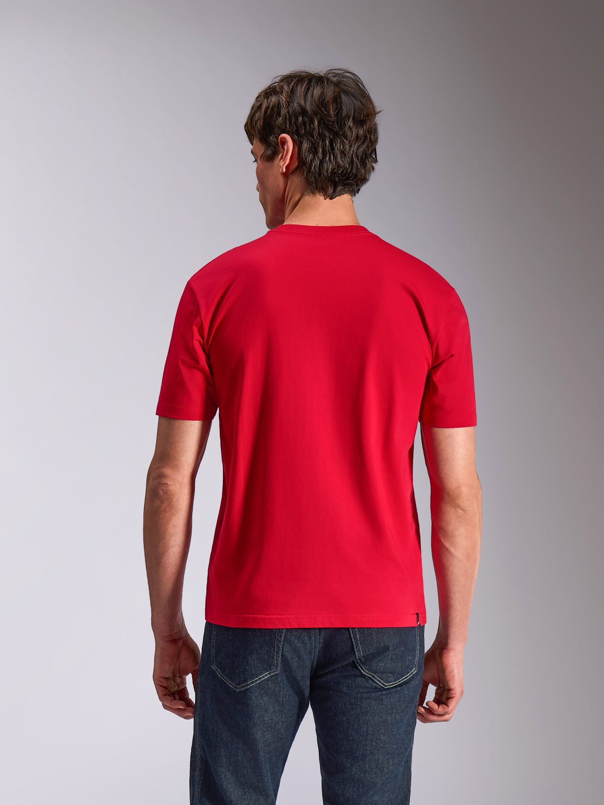 Alpinestars Authority CSF Tee, T-shirt met korte mouwen, rood, achteraanzicht op model met donkere jeans, casual motorsport streetwear