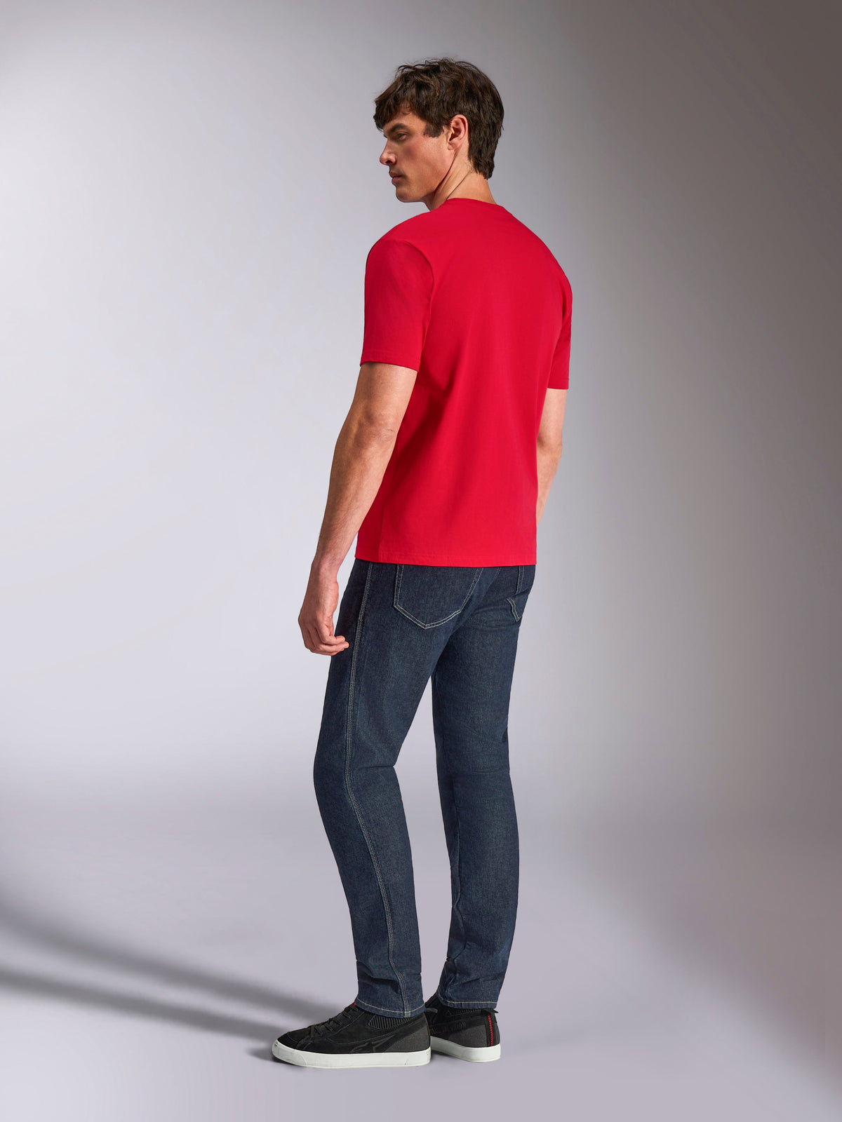Alpinestars Authority CSF Tee, T-shirt met korte mouwen, rood, achteraanzicht van model in donkere denim jeans en zwarte sneakers, casual lifestyle kleding