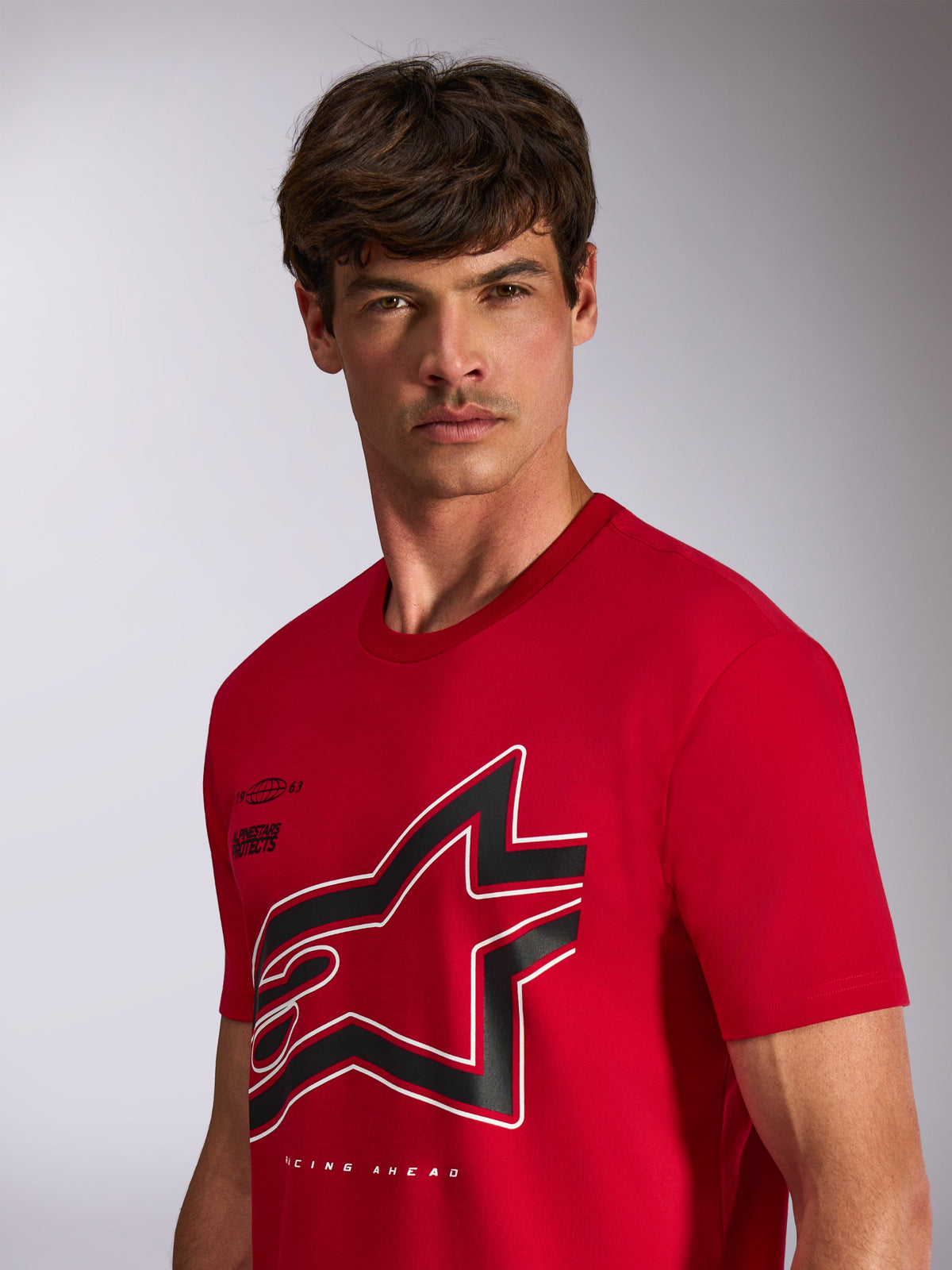 Alpinestars Authority CSF Tee, T-shirt met korte mouwen, rood, groot gecropt zwart-wit Astars logo met omtrek, gedragen door model, casual streetwear geïnspireerd op de motorsport