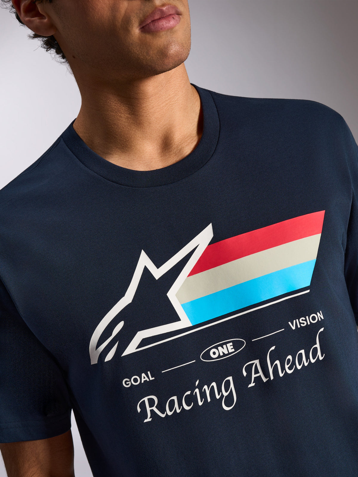Alpinestars Trifecta CSF Tee, T-shirt met korte mouwen, navy blauw, wit Astars-logo met driekleurige strepen en Racing Ahead tekst, casual motorsport sportkleding