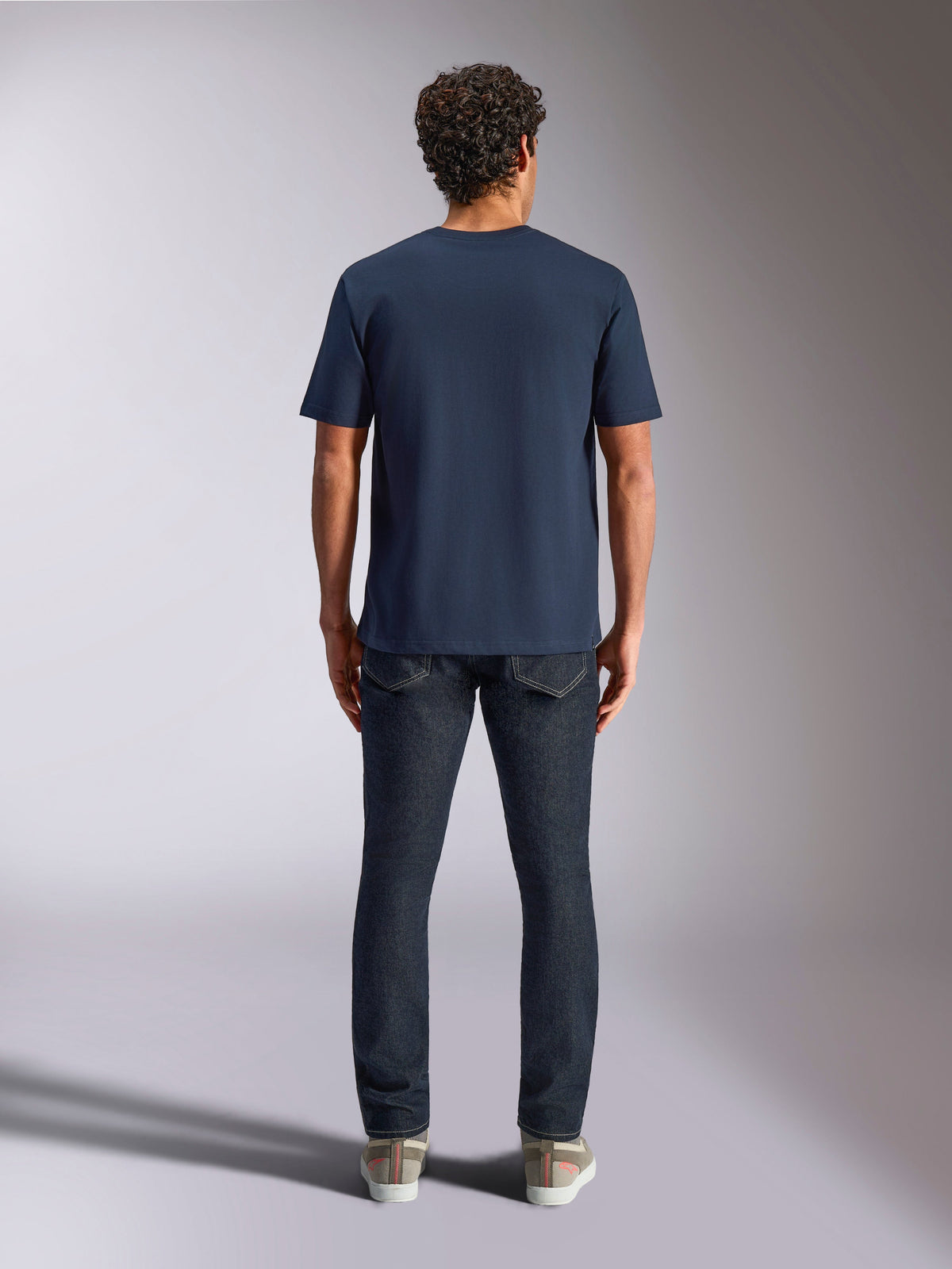 Alpinestars Trifecta CSF Tee, T-shirt met korte mouwen, marineblauw, achteraanzicht op model, gedragen met donkere denim jeans en casual sneakers, casual motorsport streetwear