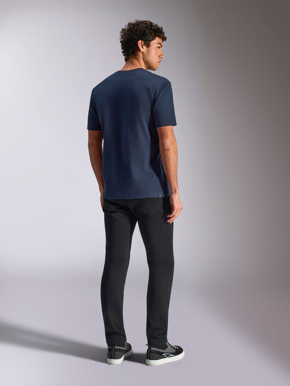 Alpinestars Trifecta CSF Tee, T-shirt met korte mouwen, marineblauw, achteraanzicht, casual sportkleding, gedragen met een zwarte broek en zwarte sneakers