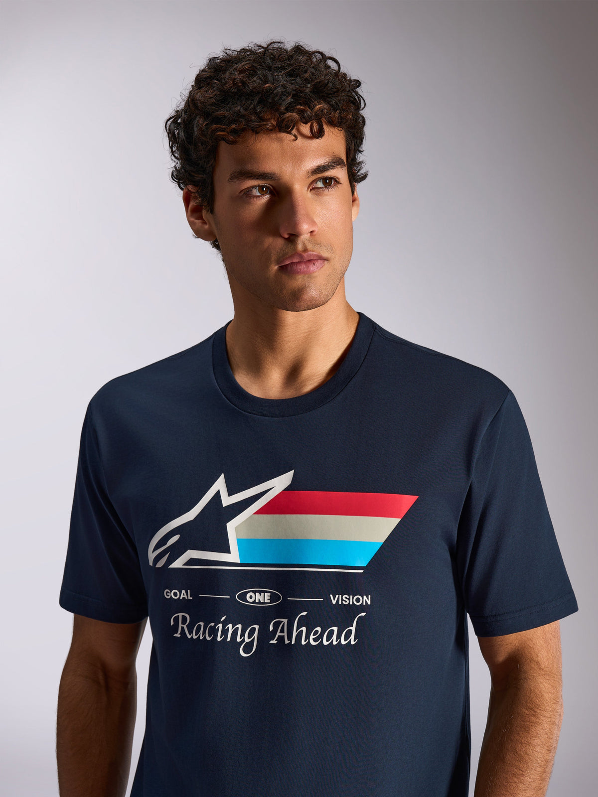 Alpinestars Trifecta CSF T-shirt, T-shirt met korte mouwen, marineblauw, wit Astars-logo met driekleurige strepen en 'Racing Ahead' tekst, casual motorsport lifestyle-foto