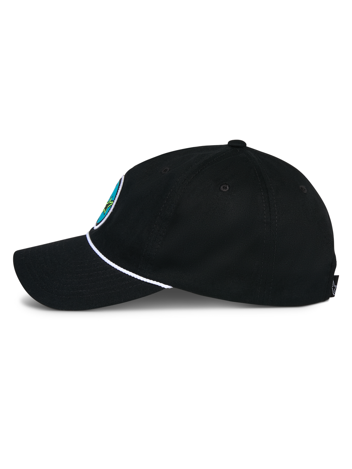 Alpinestars Calipalm Strapback pet, zwart, zijaanzicht, gebogen klep met wit koordaccent, zwarte katoenen keperstof, kleurrijke logo-patch op de voorzijde, casual motorsport-geïnspireerde pet