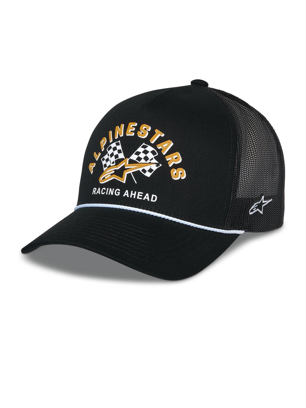 Alpinestars Finisher Trucker pet, zwarte truckerpet met ademende mesh achterzijde, gebogen klep met wit koorddetail, grafische print op de voorzijde met gele Alpinestars letters en geblokte vlaggen, geborduurd sterlogo aan de zijkant, casual motorsport-geïnspireerde pet