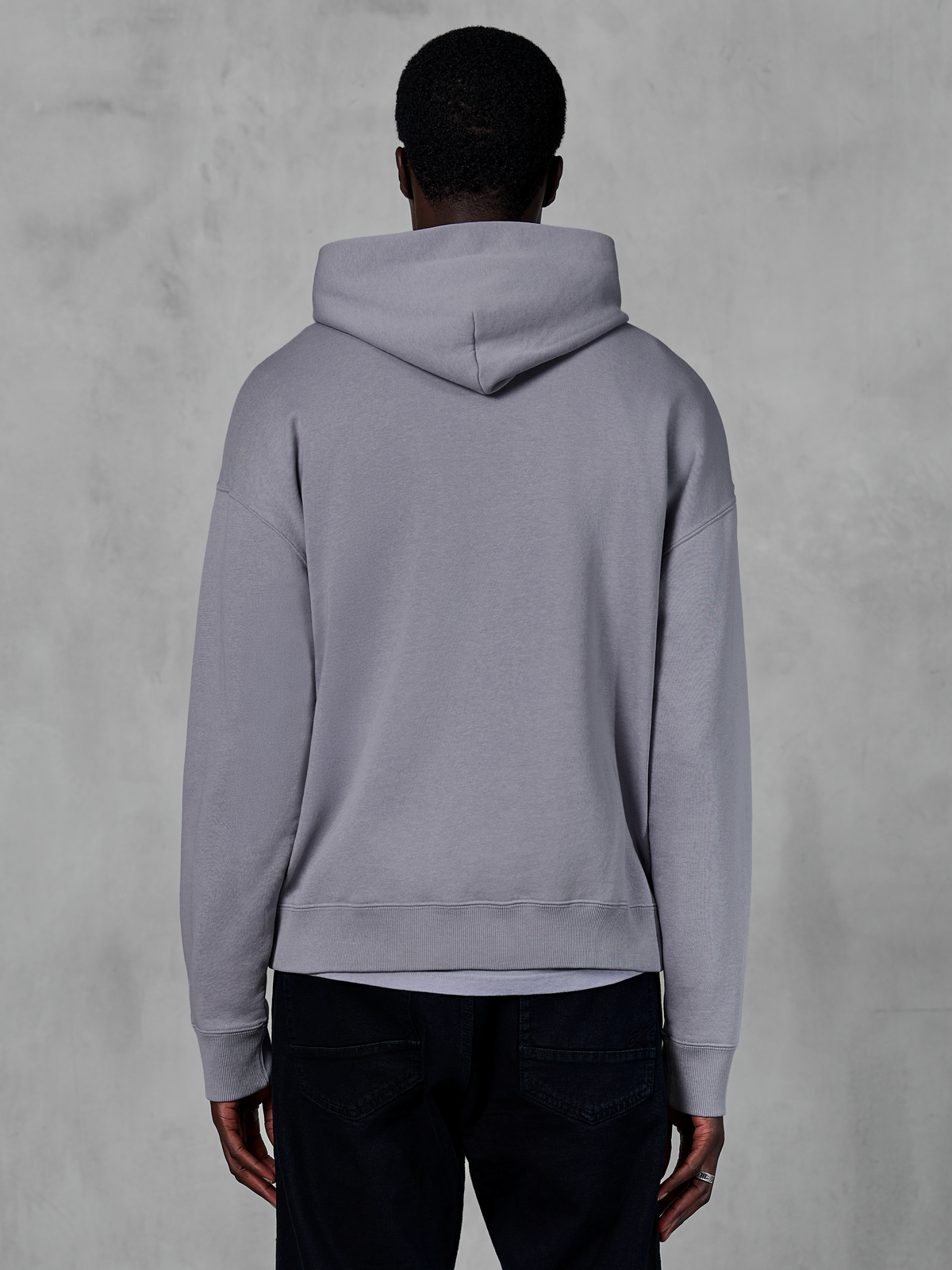 Alpinestars Essentials Ageless Hoodie, zilvergrijze fleece, achteraanzicht, voorzien van een minimalistisch pullover-ontwerp met een capuchon en geribbelde boorden, casual motorsport-geïnspireerde streetwear