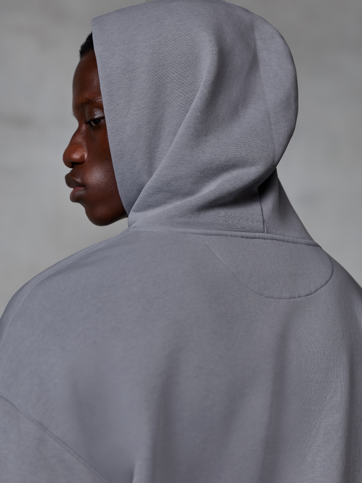 Alpinestars Essentials Ageless Zip Hoodie, zilver, close-up zij- en achteraanzicht met de capuchon op, premium compacte fleecestof, casual lifestyle streetwear