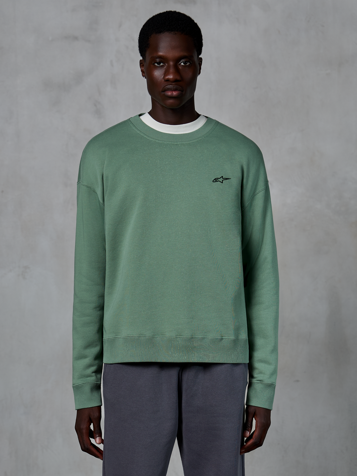 Alpinestars Essentials Ageless Crew, casual sweatshirt met ronde hals, cactusgroen met een klein zwart sterlogo op de borst, geribbelde kraag, manchetten en zoom, premium compact fleece sportswear