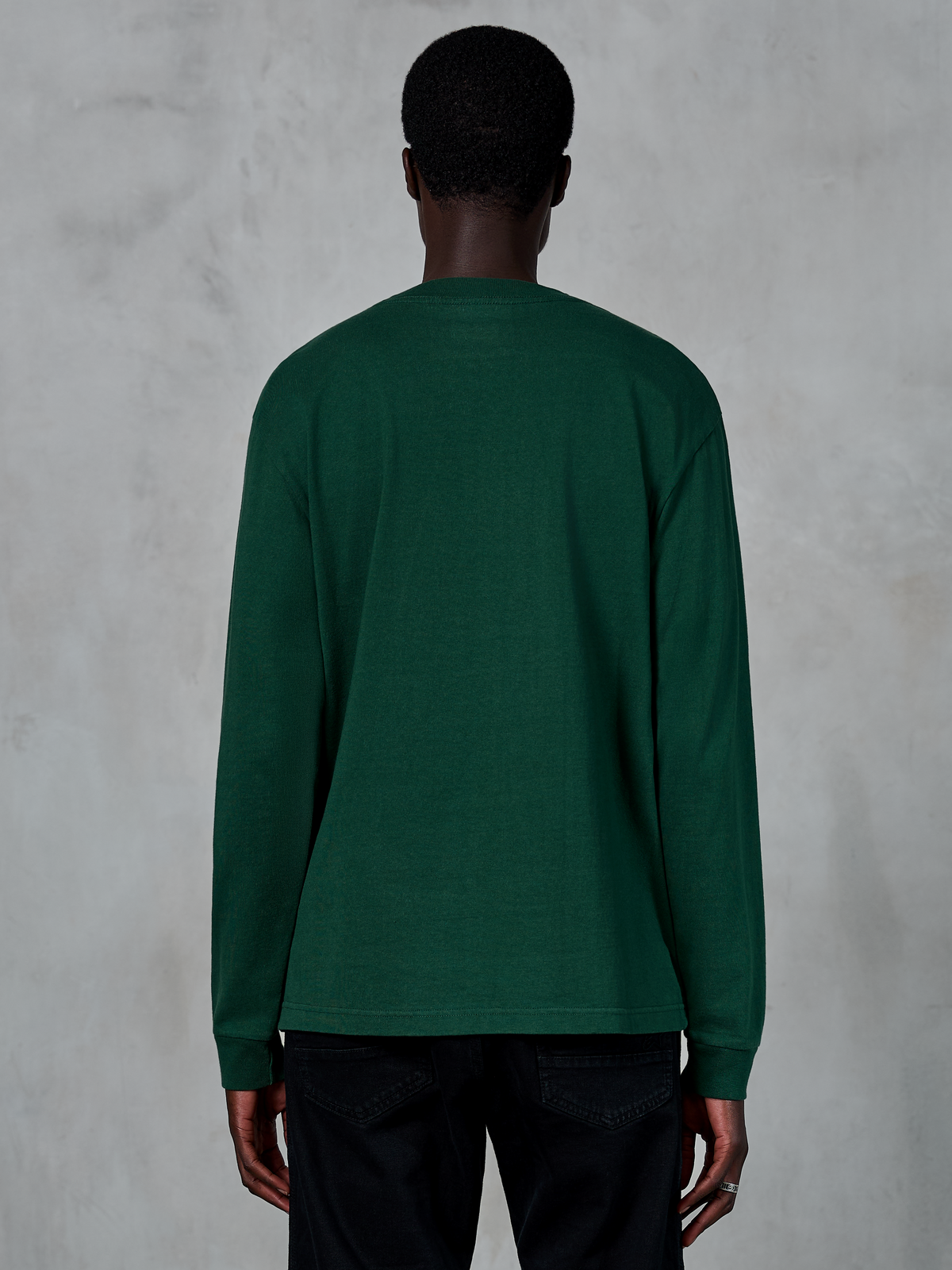 Alpinestars Essentials Ageless LS Tee, T-shirt met lange mouwen, Pine Green, achteraanzicht van model in een jersey T-shirt van biologisch katoen met ontspannen pasvorm, casual op motorsport geïnspireerde streetwear