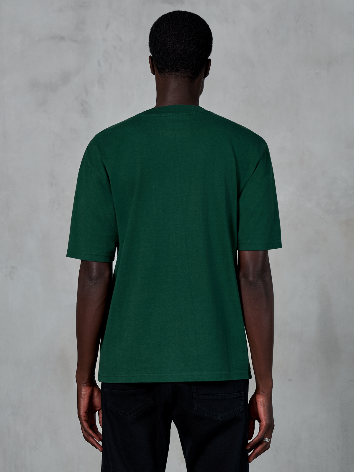 Alpinestars Essentials Ageless SS Tee, T-shirt met korte mouwen, Pine Green, achteraanzicht op model, relaxed fit, biologisch katoen, casual motorsport-geïnspireerde streetwear