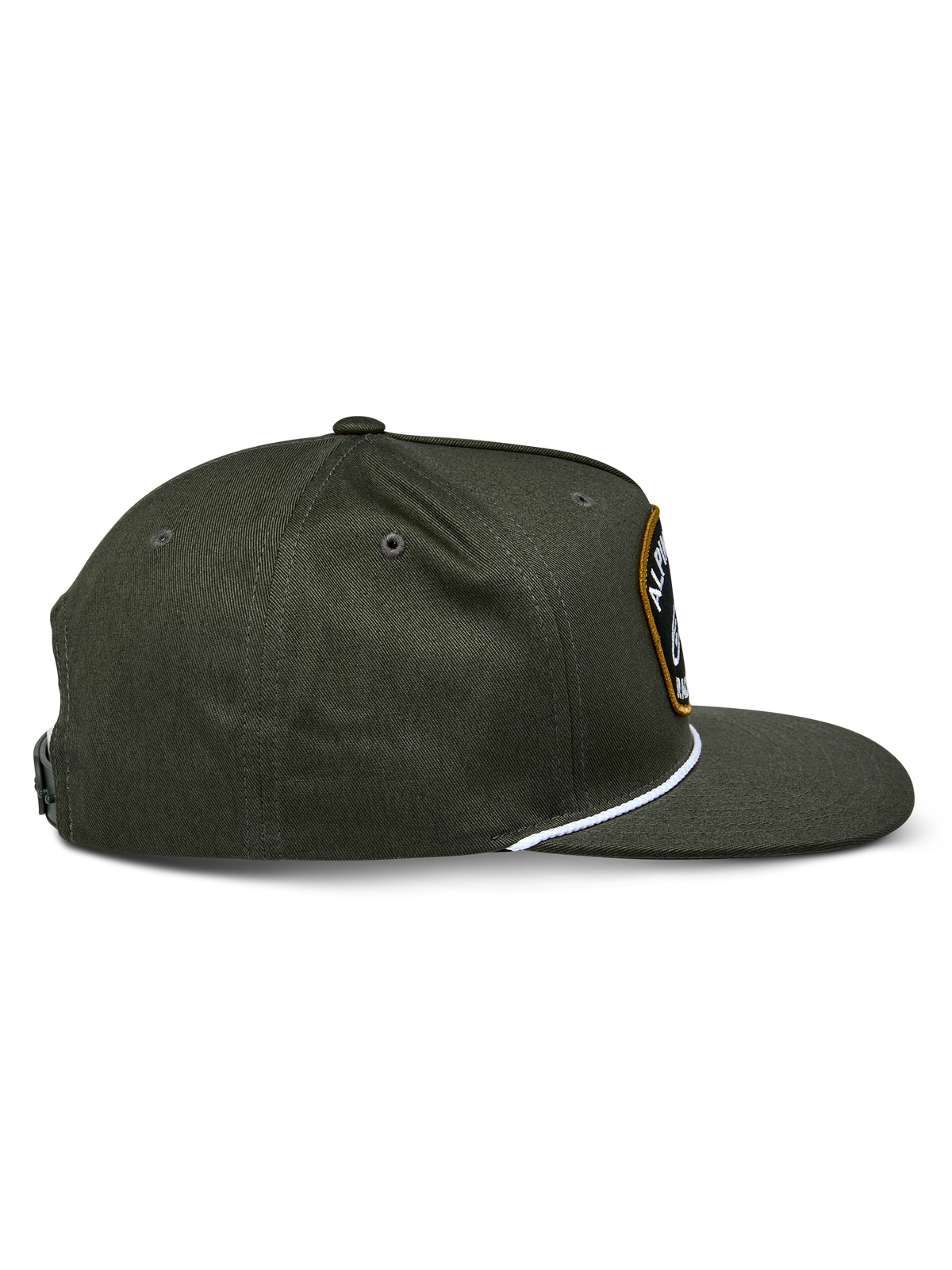 Alpinestars Promptus Snapback pet, Military Green, zijaanzicht met de platte klep en gestructureerde kroon, wit gevlochten koord aan de basis van de kroon, duurzame katoenen keperstof, casual sportief ontwerp
