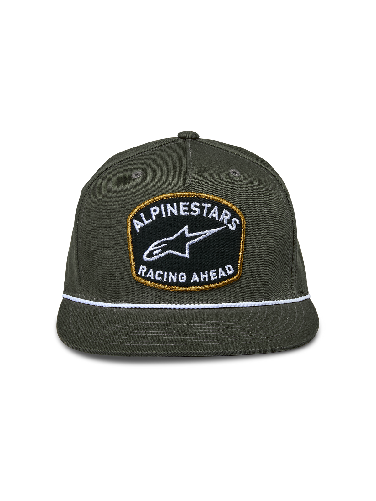 Alpinestars Promptus Snapback pet, Military Green, gestructureerde kroon met platte klep, grote patch aan de voorzijde met wit 'Alpinestars Racing Ahead' borduurwerk en gouden rand, wit gevlochten koorddetail, casual motorsport hoofdbedekking