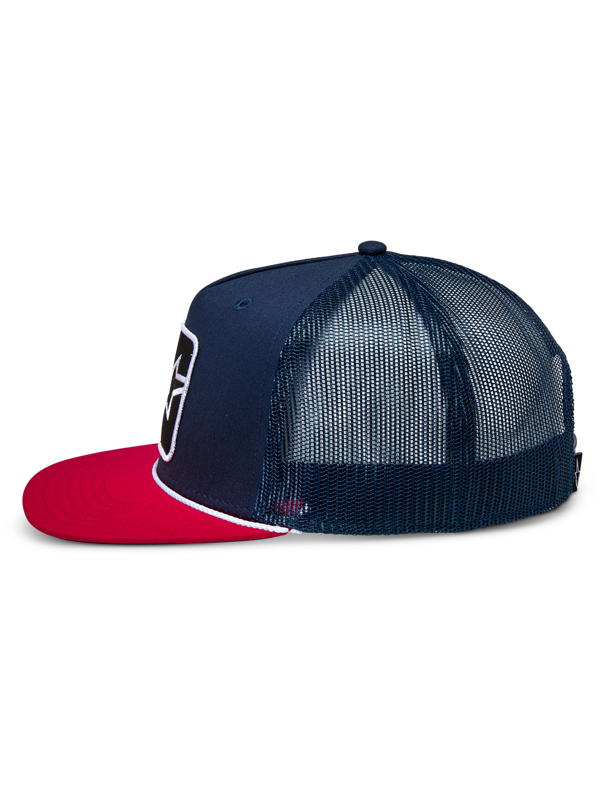 Alpinestars Control Trucker pet, zijaanzicht, marineblauw met rode platte klep, wit gevlochten koord detail, mesh achterzijde, casual motorsport-geïnspireerde hoofdbedekking