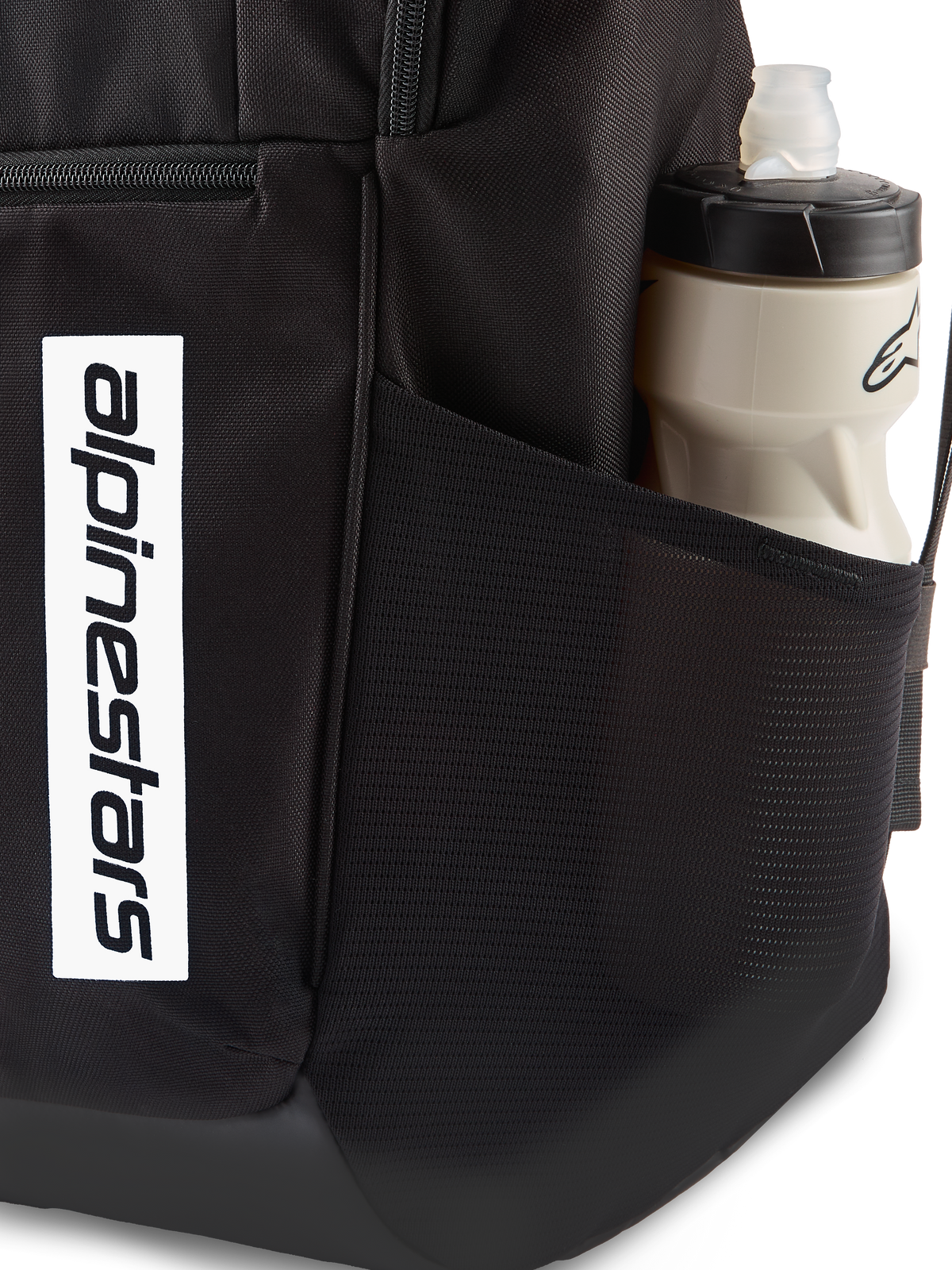 Alpinestars Defcon V3 rugzak, zwarte rugzak voor dagelijks gebruik, close-up van zijvak van mesh met waterfles, verticaal wit logo op de voorkant, duurzaam 600D polyester