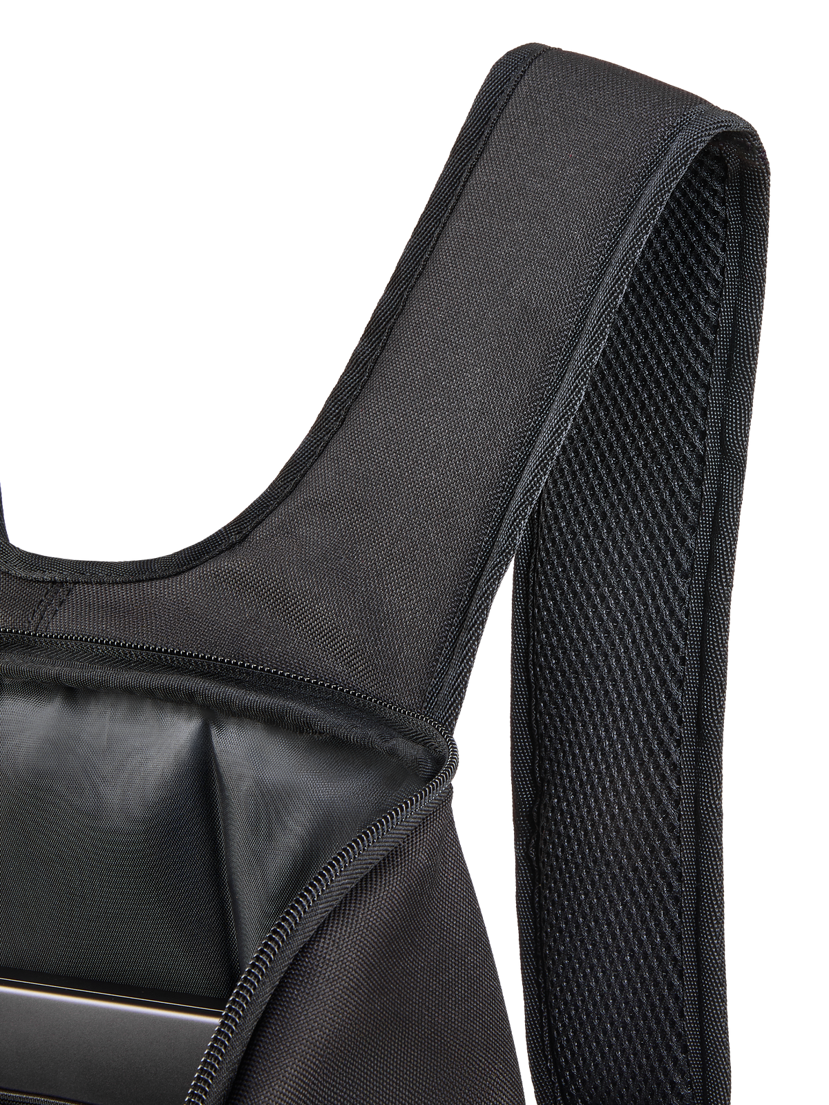 Alpinestars Defcon V3 rugzak, close-up van de gewatteerde air mesh schouderband en het geopende hoofdvak, zwart 600D polyester, toont de interne laptopsleeve en duurzame textielconstructie.