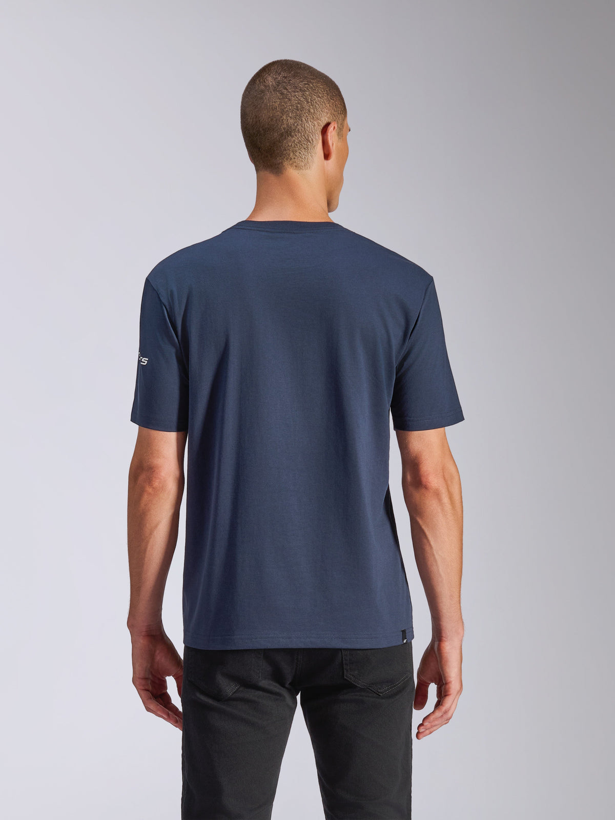 Alpinestars Frontal CSF Tee, T-shirt met korte mouwen, navy, achteraanzicht op model met zwarte broek, casual performance sportkleding