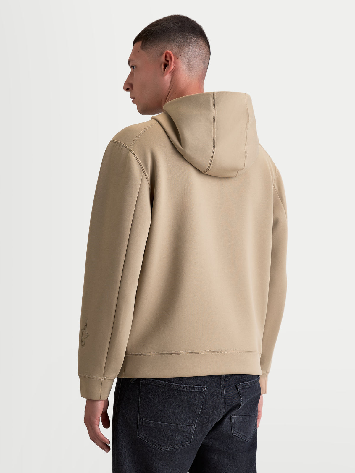Alpinestars Datrix hoodie, motorsport-geïnspireerde heren-sportswear trui, bruin, dubbelzijdige fleececonstructie met capuchon met meshvoering en subtiele tonale branding, achteraanzicht op model.