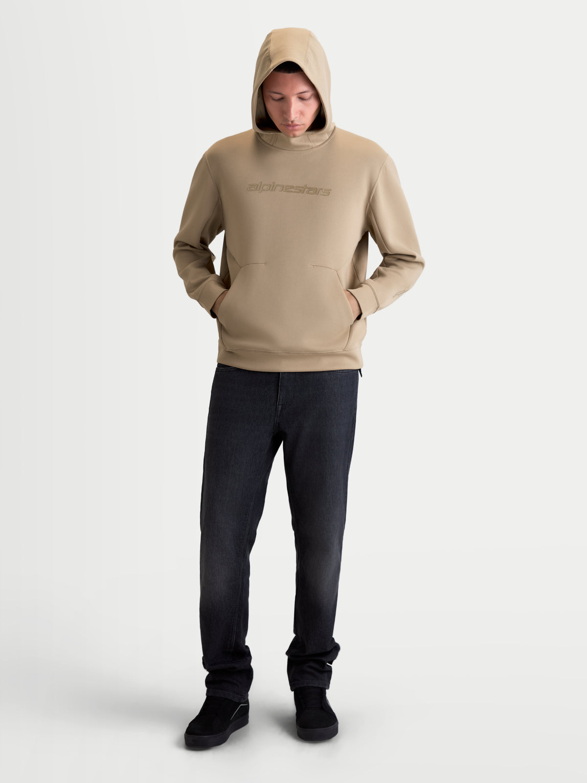 Alpinestars Datrix hoodie, premium sportswear pullover voor heren en dames, beige, voorzien van een capuchon met meshvoering, tonale HD-branding op de borst en een zak met dartdetail, zachte dubbelzijdige fleece constructie.