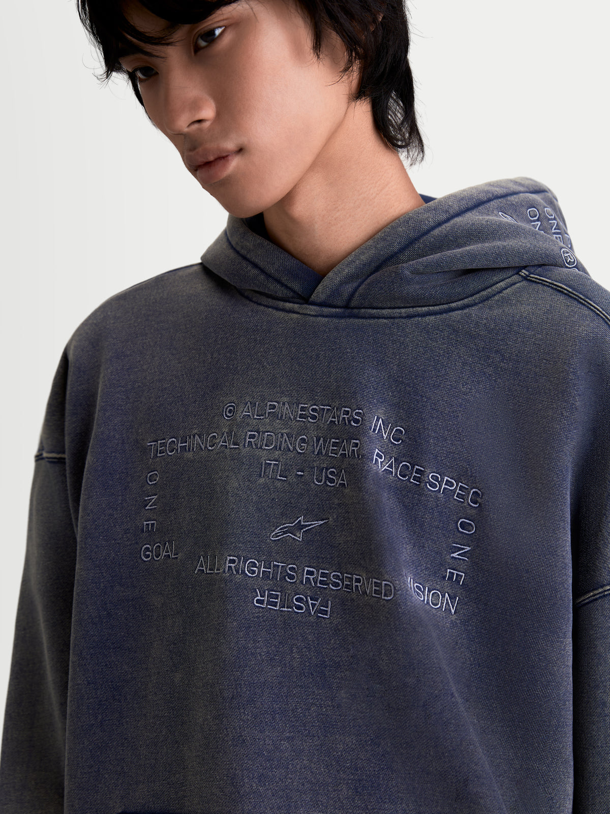 Alpinestars Infinite Washed Oversized hoodie, sportswear pullover voor heren en dames, gewassen blauw, voorzien van een snow-wash afwerking en gedetailleerde geborduurde borstgrafiek, oversized pasvorm van fleece.
