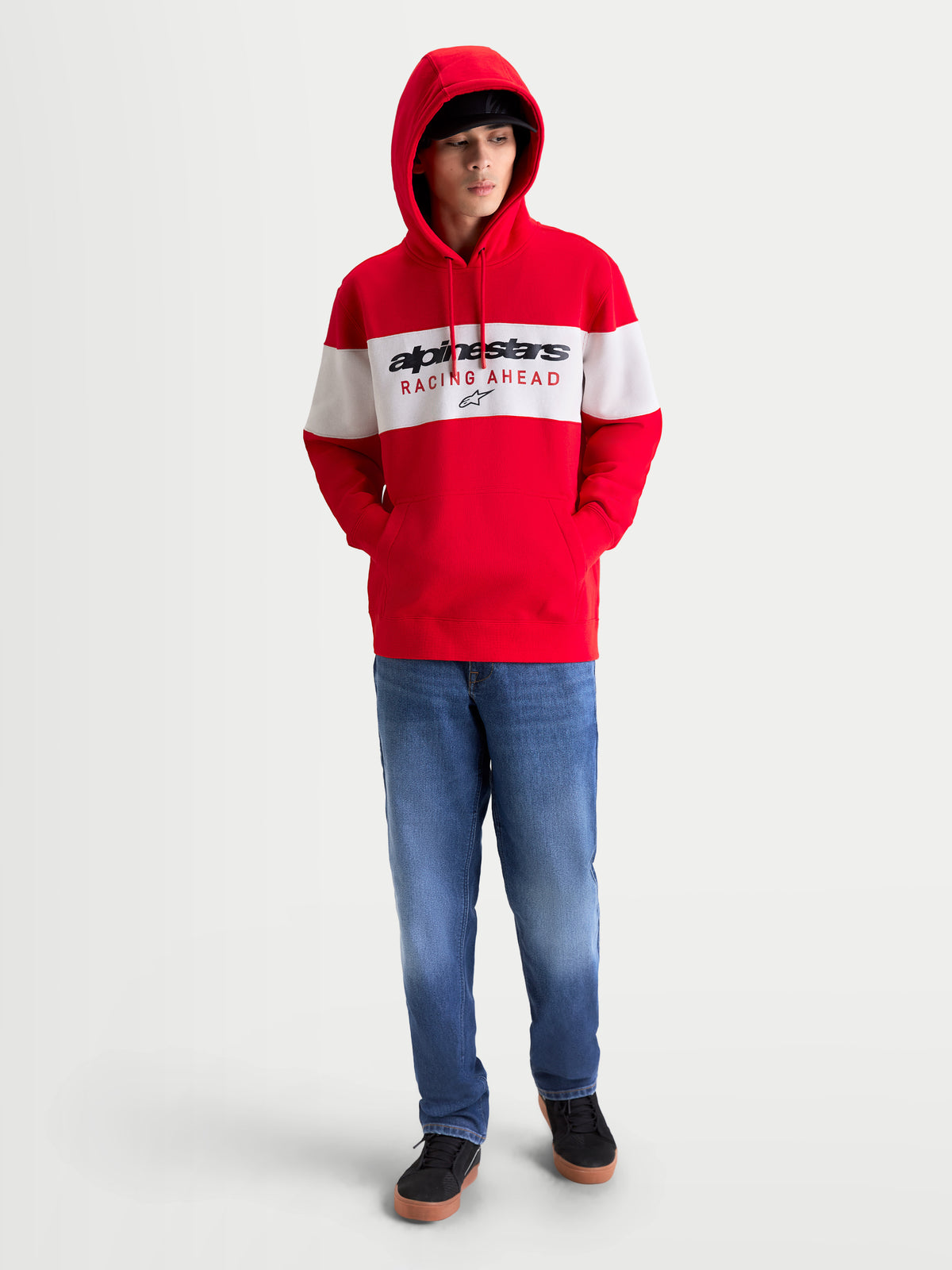 Alpinestars Cubic hoodie, sportswear pullover fleece voor heren, rood en wit, kleurgeblokt ontwerp met Alpinestars Racing Ahead-logo op de borst, casual motorsportlook.