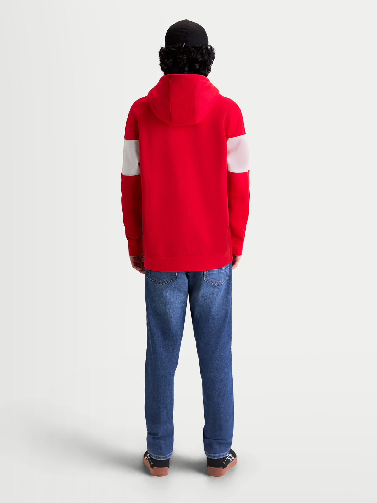 Alpinestars Cubic hoodie, heren sportswear pullover fleece, rood en wit, achteraanzicht op model, ontwerp met capuchon en kleurgeblokte mouwen, zachte katoenmix constructie