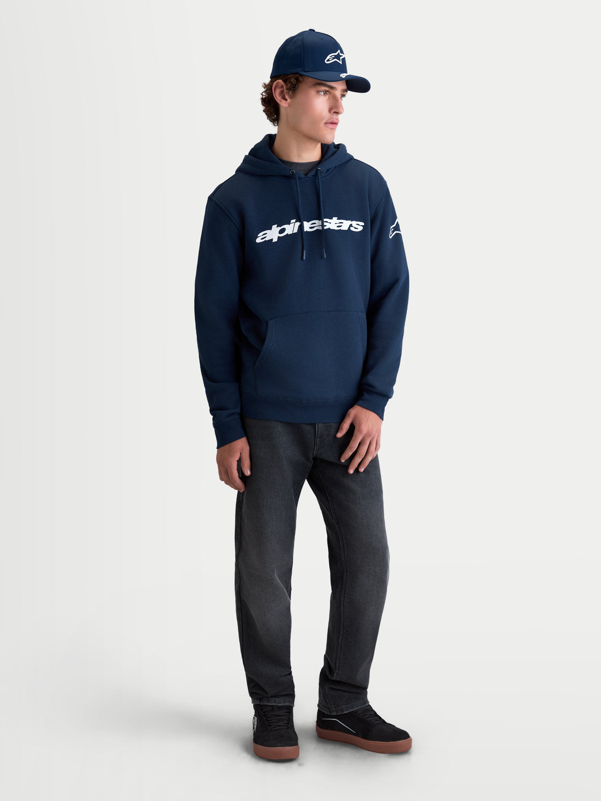 Alpinestars Race Wordmark hoodie, heren sporthoodie, marineblauw en wit, met opvallend woordlogo op de voorzijde en mouw, casual motorsport-lifestyle fleece met gevoerde capuchon