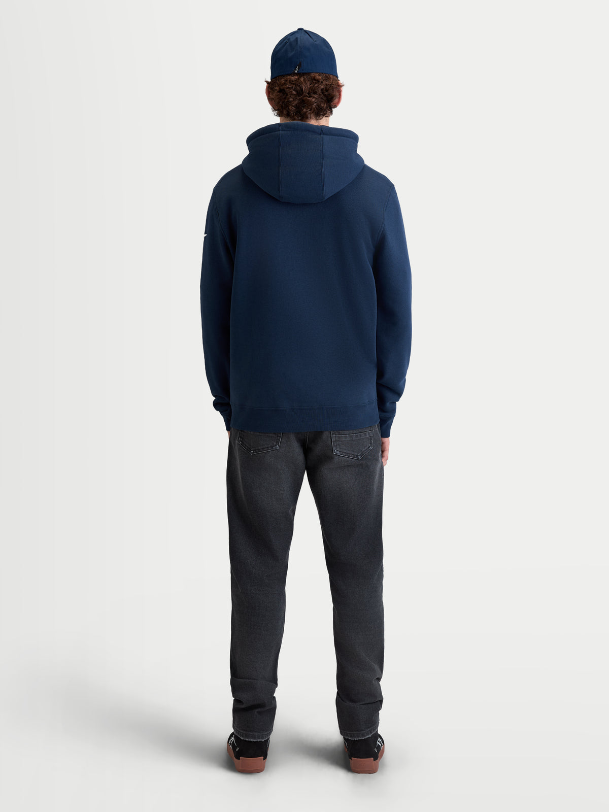 Alpinestars Race Wordmark hoodie, sportswear pullover fleece voor dagelijks gebruik, achteraanzicht op model, blauw, gemaakt van een zachte katoen- en gerecycled polyestermix met een gevoerde capuchon en geribde zoom.