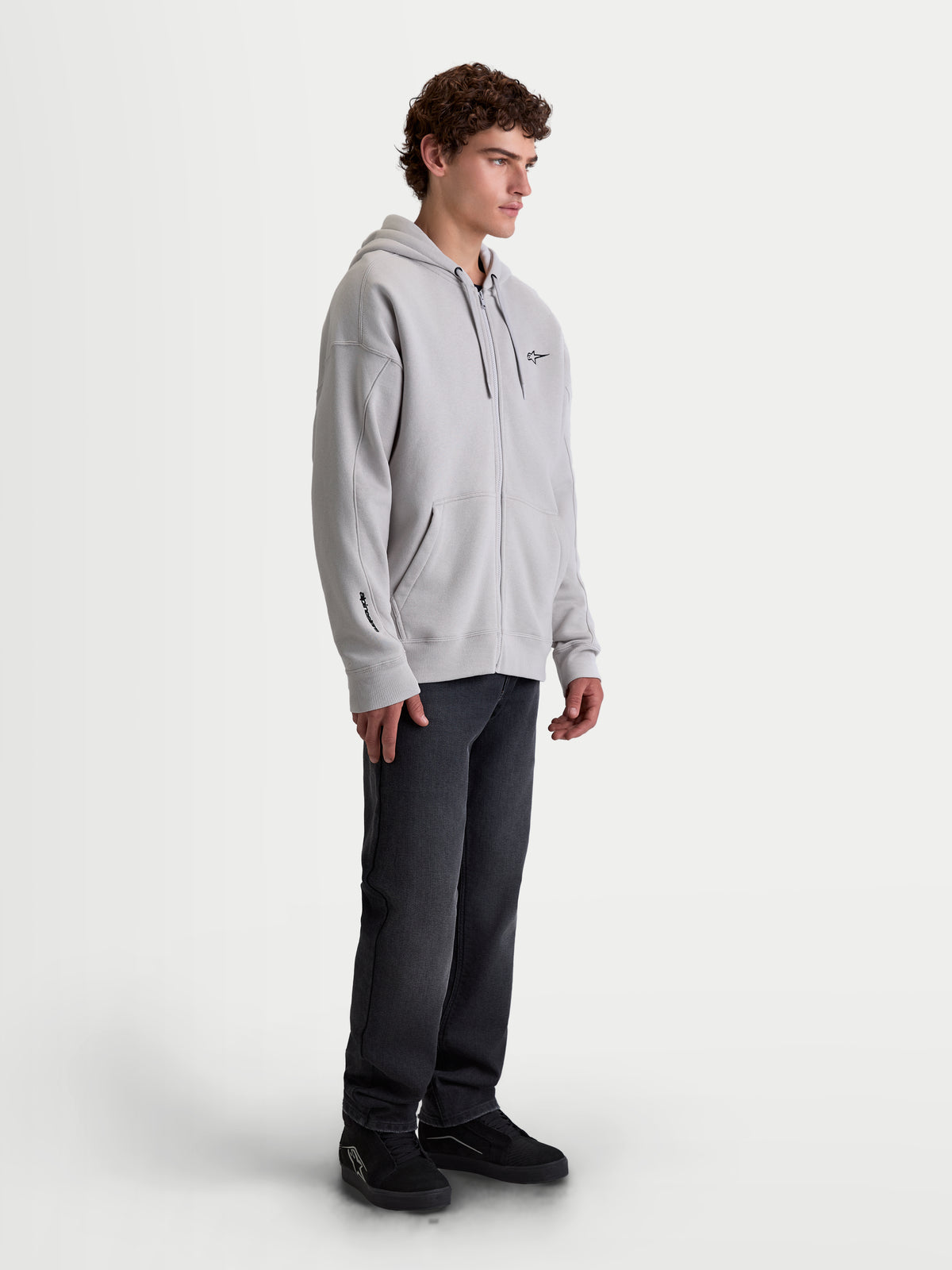 Alpinestars Entity Oversized Hoodie, heren-sportswearhoodie met rits, grijs, ontspannen pasvorm met Vislon-rits, kangoeroezak en geborduurd logo op de borst en mouw, casual lifestyle kleding voor motorsportliefhebbers.