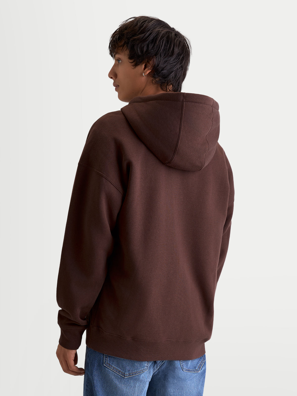 Alpinestars Entity Oversized Hoodie, heren-lifestyle hoodie, bruin, gerecyclede katoenmix, achteraanzicht op model met focus op het oversized silhouet en capuchondetail.