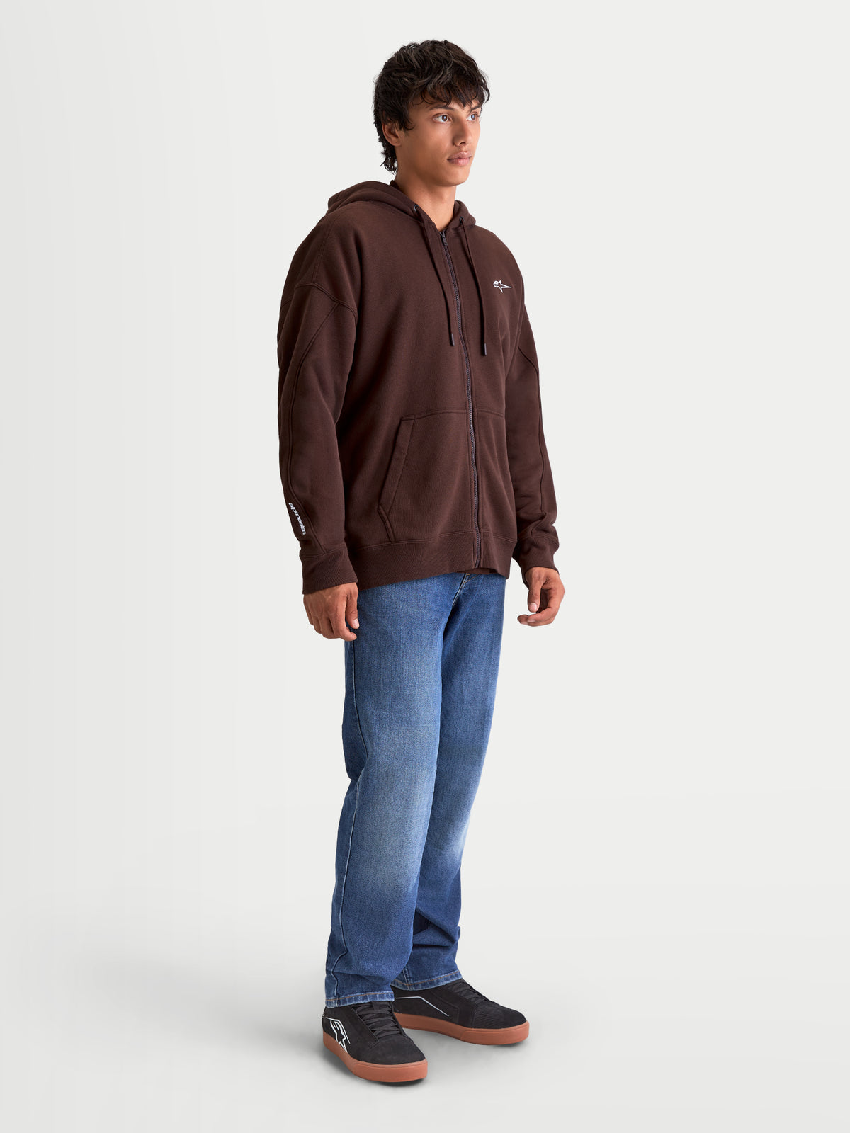 Alpinestars Entity Oversized Hoodie, bruine fleece hoodie met ritssluiting voor heren, voorzien van een Vislon-rits aan de voorzijde, kangoeroezak en geborduurde logo's op de borst en mouw, oversized relaxte pasvorm voor een dagelijkse motorsportstijl.