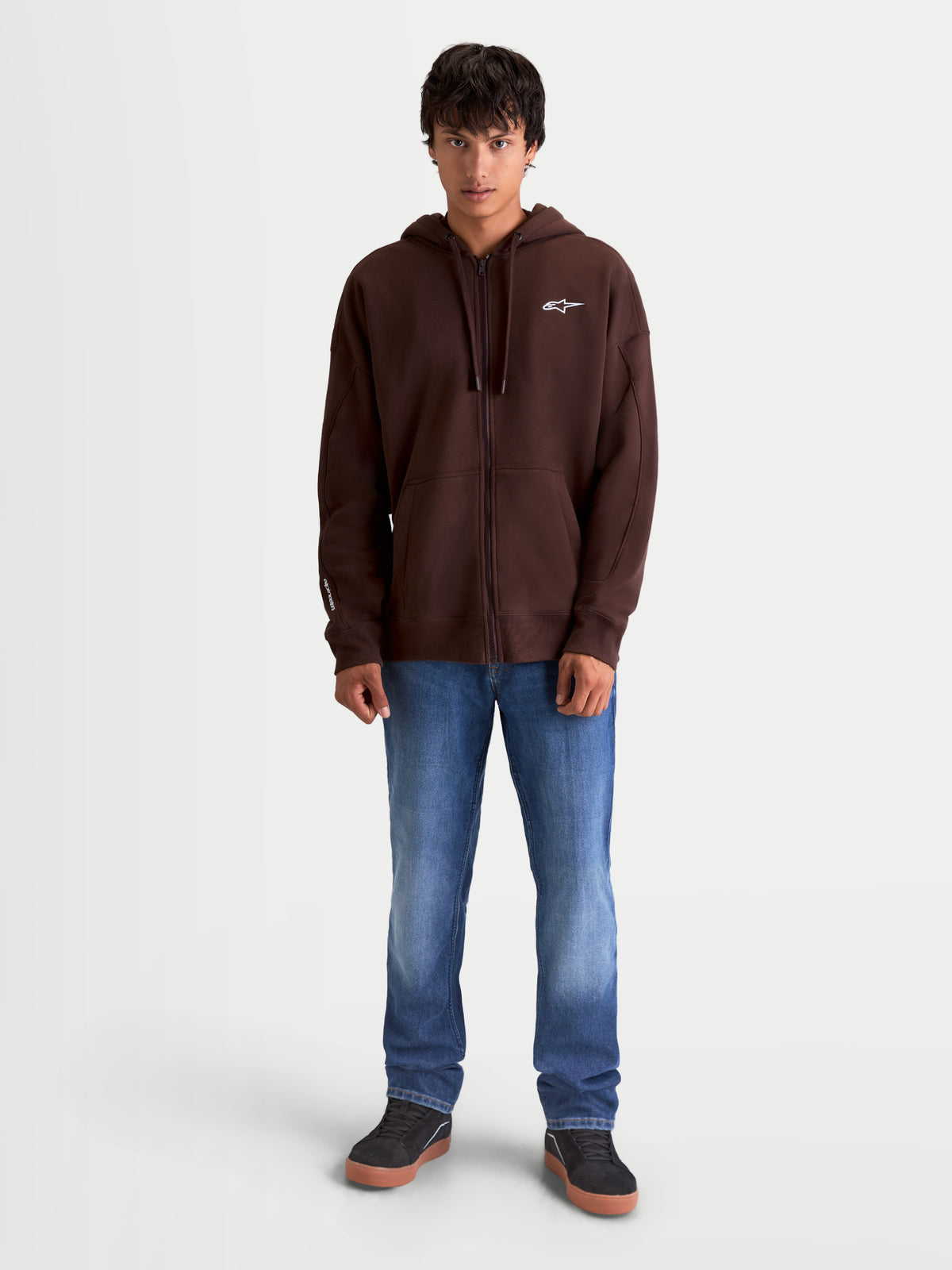 Alpinestars Entity Oversized Hoodie, bruine sportswear zip-up fleece, relaxte pasvorm met Vislon-ritssluiting, kangoeroezak en geborduurd Astars-logo op de borst, herenmodel op neutrale achtergrond, hoogwaardige mix van katoen en gerecycled polyester.