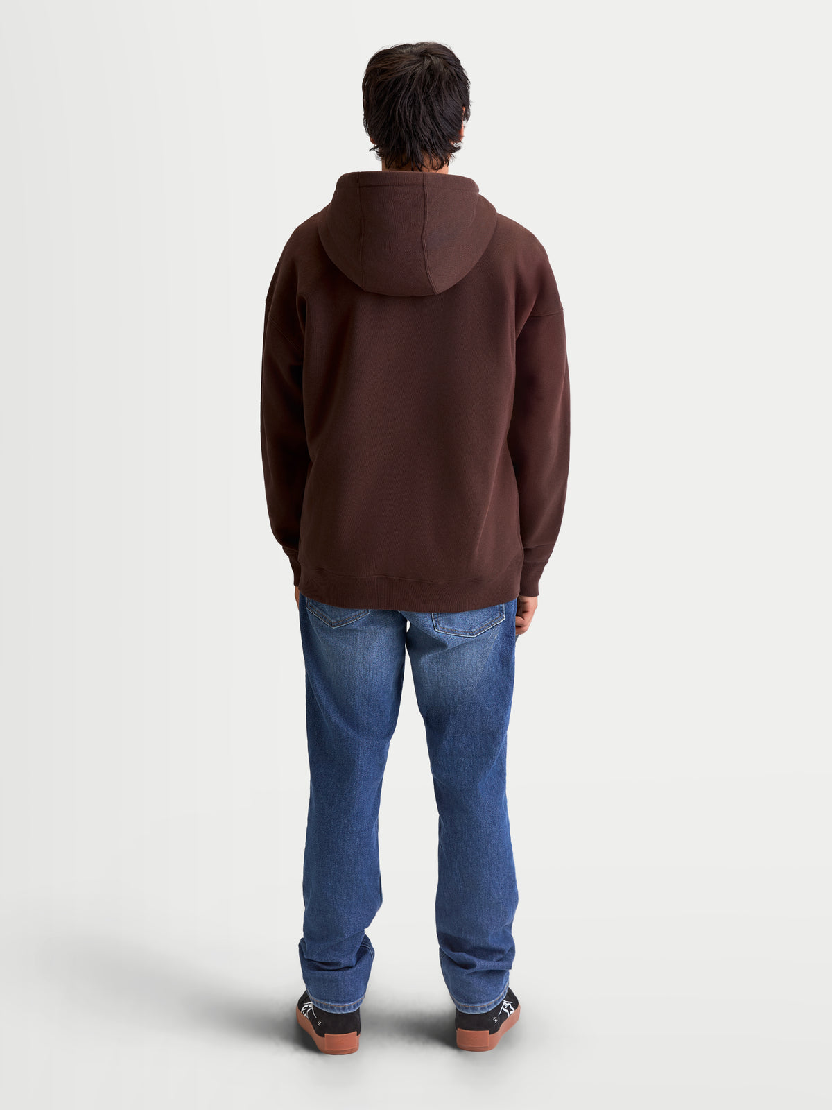 Alpinestars Entity Oversized Hoodie, bruine sportswear hoodie met ritssluiting getoond vanaf de achterkant op een model, ontspannen oversized pasvorm, gemaakt van premium gerecycled katoenmix fleece, casual lifestyle kleding.