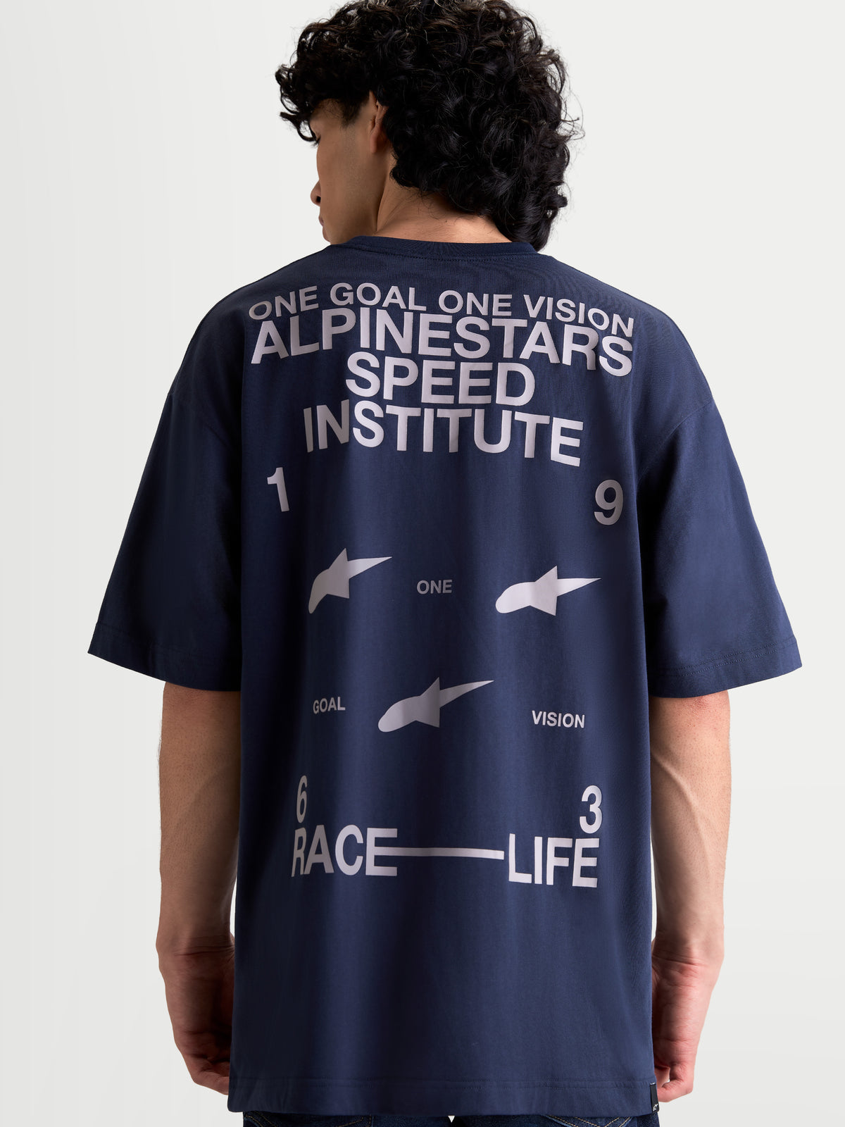 Alpinestars Institute Oversized SS CSF Tee, donkerblauw en wit sportswear t-shirt met korte mouwen, achteraanzicht met grote Speed Institute en One Goal One Vision afbeeldingen op de rug, relaxte oversized pasvorm, katoen-polyester mix.