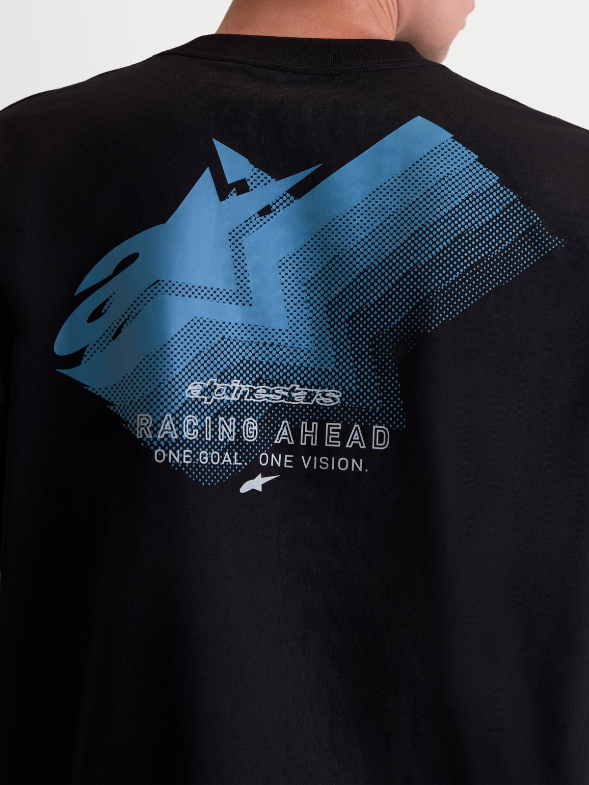 Alpinestars Ghost Oversized CSF T-shirt, sportswear t-shirt met korte mouwen, zwart met een blauwe en witte grafische print op de achterzijde, voorzien van een groot Astars fade-logo en Racing Ahead-tekst, casual motorsport-lifestyle-kleding.