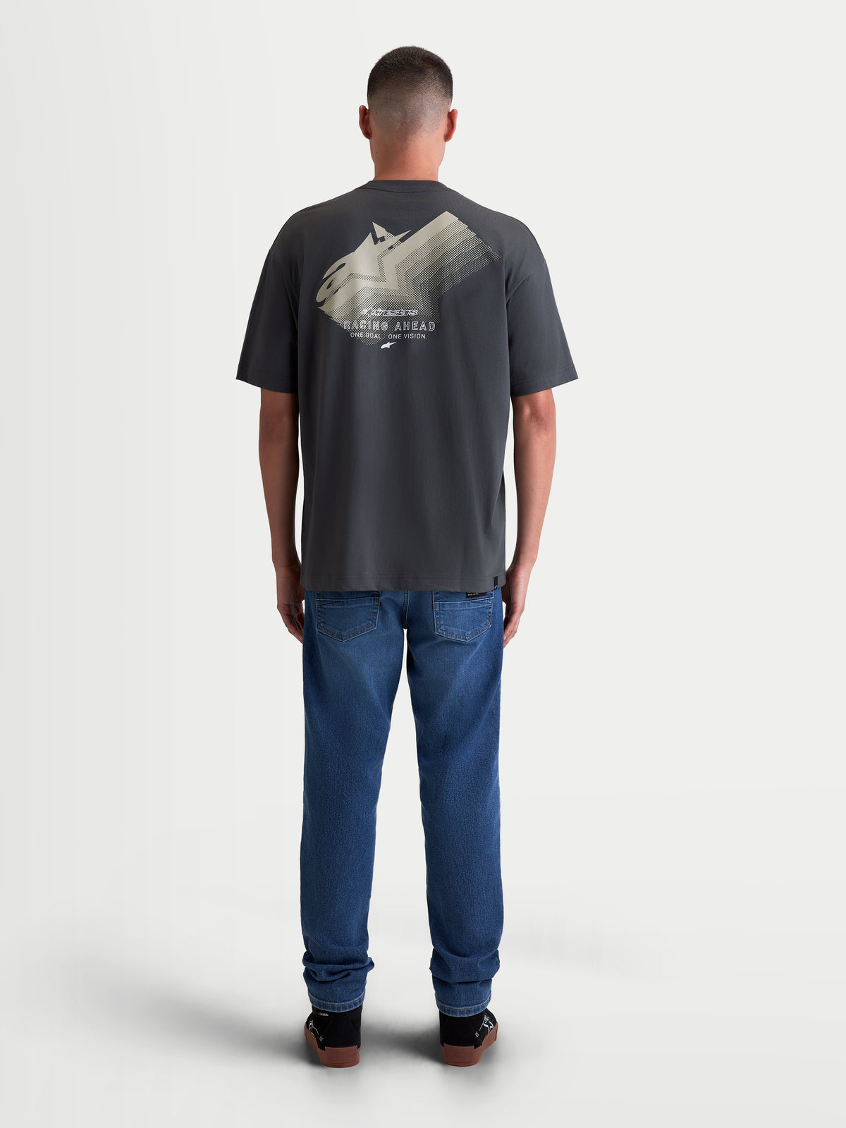 Alpinestars Ghost Oversized CSF T-Shirt, sportswear t-shirt met korte mouwen voor heren, achteraanzicht, antracietgrijs met een beige grafische logo-fade op de rug, 60/40 katoen-polyestermix, relaxte lifestyle-pasvorm.