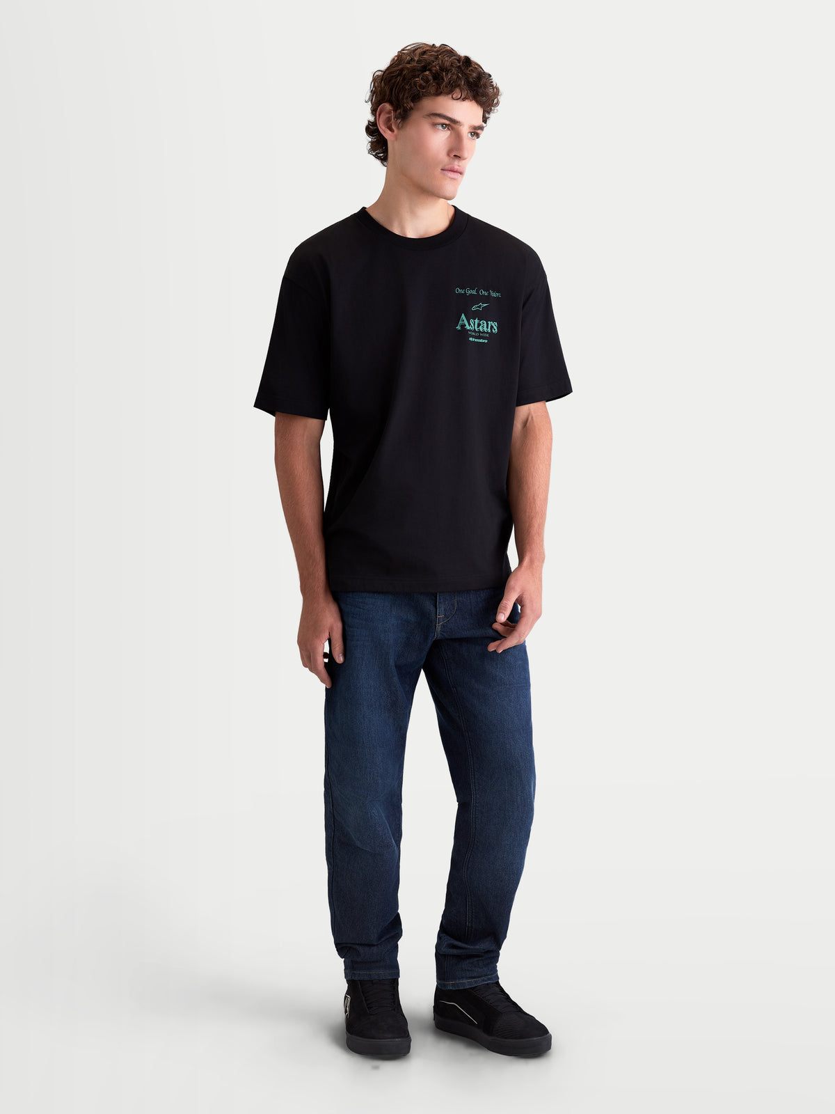 Alpinestars Post Oversized CSF t-shirt, casual sportswear t-shirt met korte mouwen, zwart met teal Astars-woordlogo graphic, oversized fit, zachte katoenmix, getoond op model.