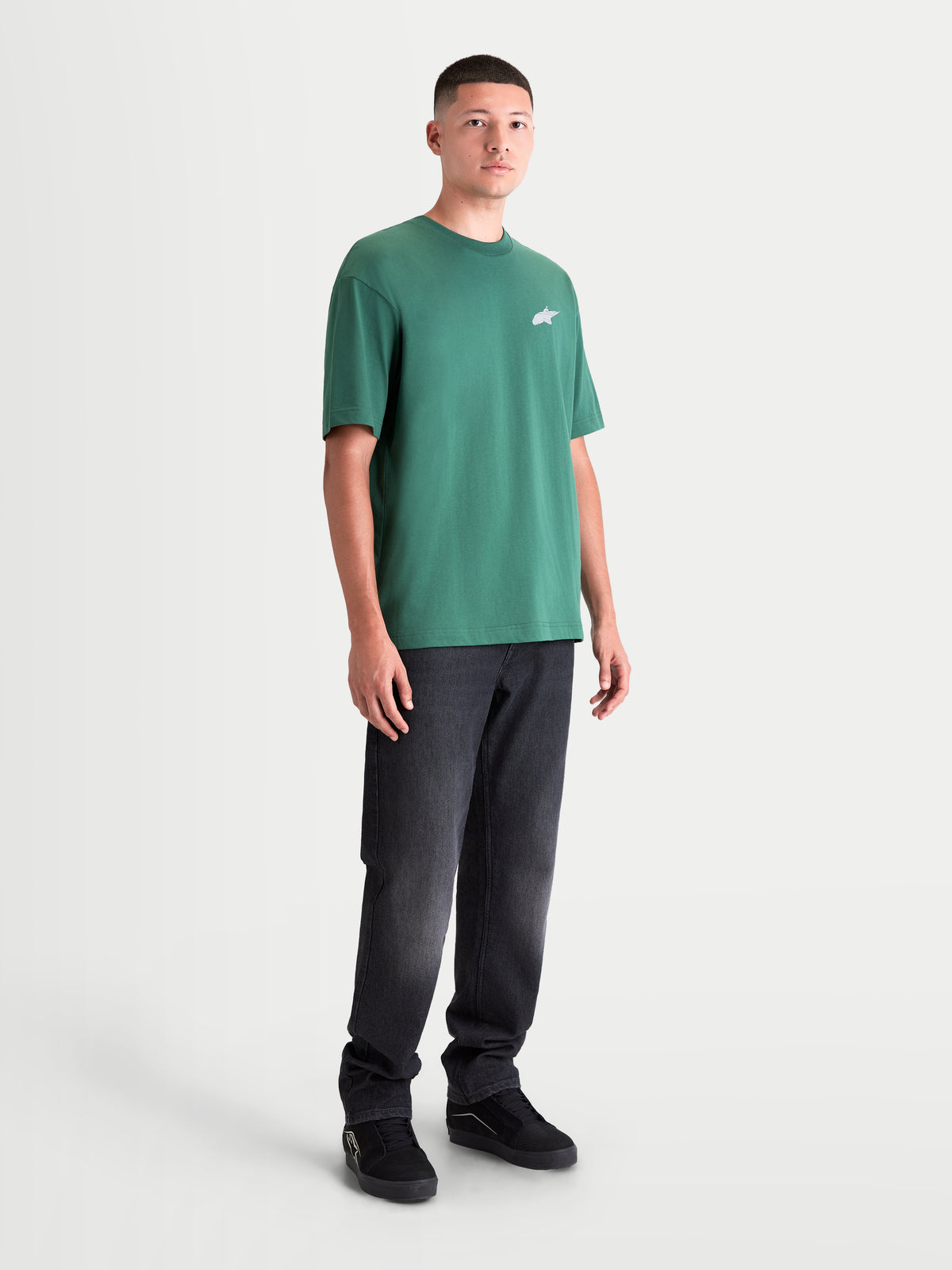 Alpinestars Checkback Oversized CSF T-Shirt, groen sportswear t-shirt met korte mouwen voor heren en dames, klein wit Astars-logo op de borst, relaxte oversized pasvorm, vooraanzicht op model.
