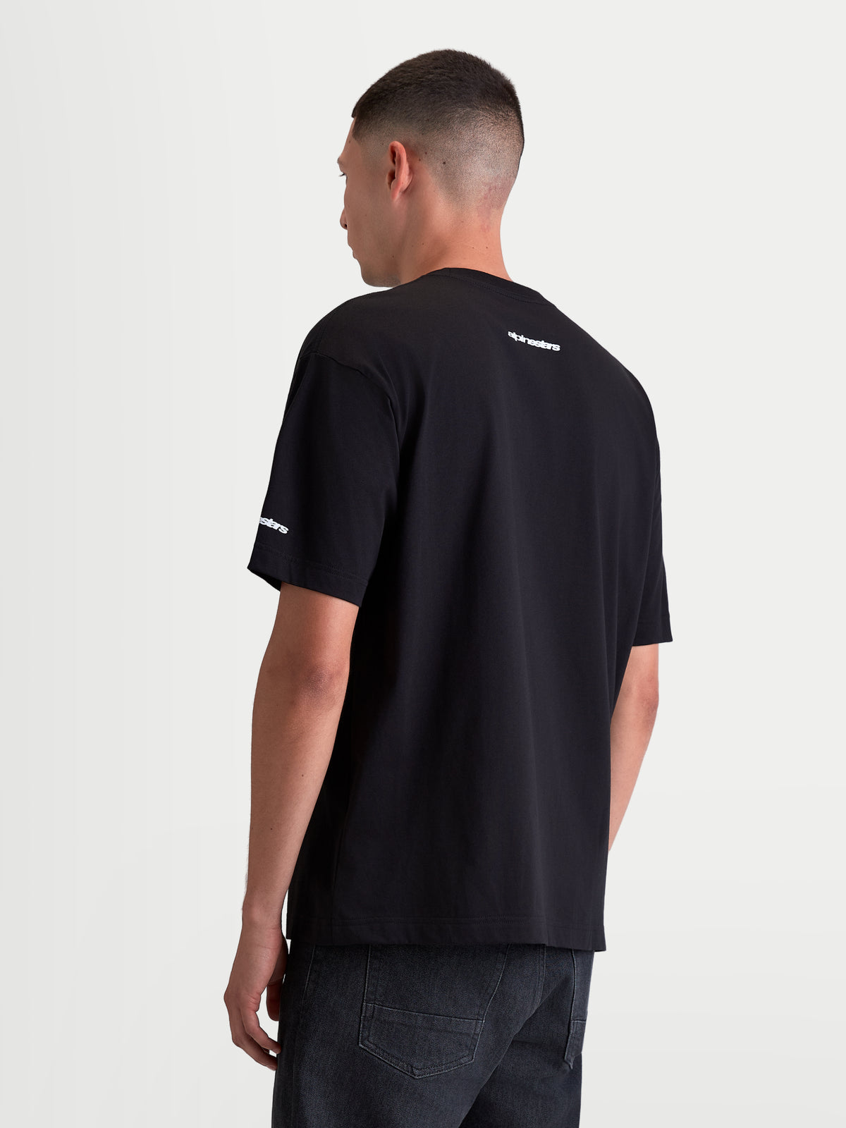 Alpinestars Mandate Oversized CSF T-shirt, herensportswear met korte mouwen, achteraanzicht met witte woordmerklogo's op de nek en mouw, zwart, ontspannen oversized pasvorm voor casual comfort.