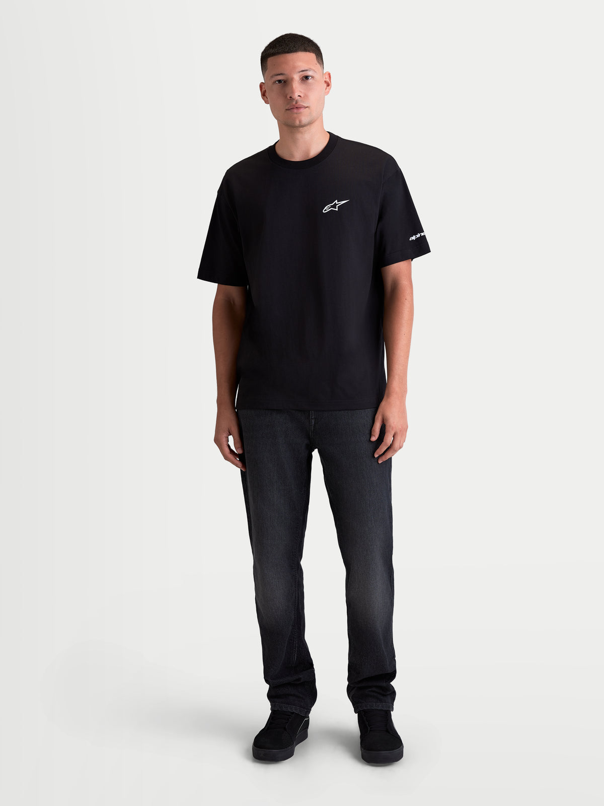 Alpinestars Mandate Oversized CSF T-shirt, heren-sportkleding met korte mouwen, zwart met wit puff-print logo op de borst en graphics op de mouw, ontspannen oversized pasvorm, katoen-polyester mix.